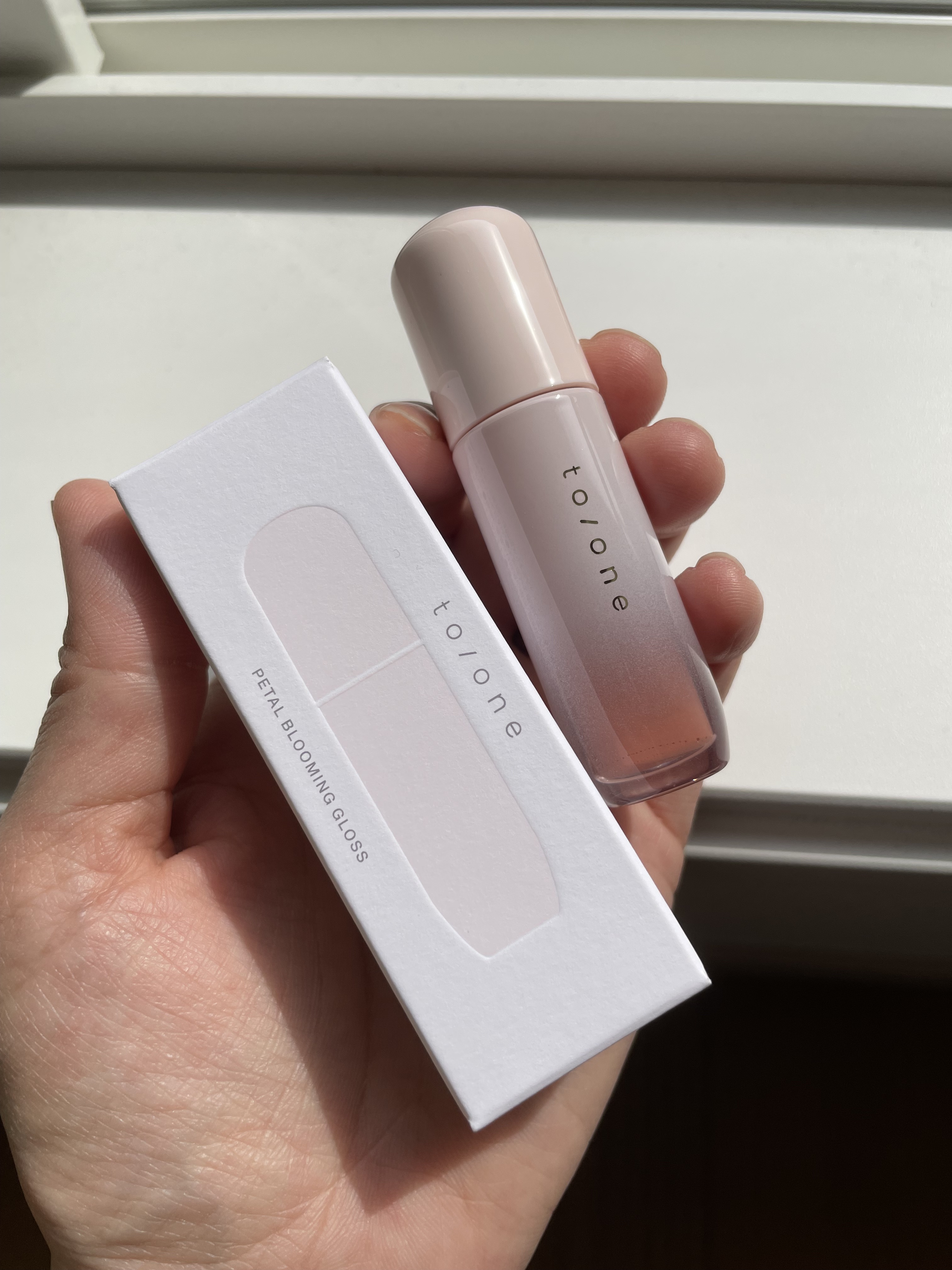トーン ペタル ブルーミング グロス/to/one/リップグロスを使ったクチコミ（3枚目）