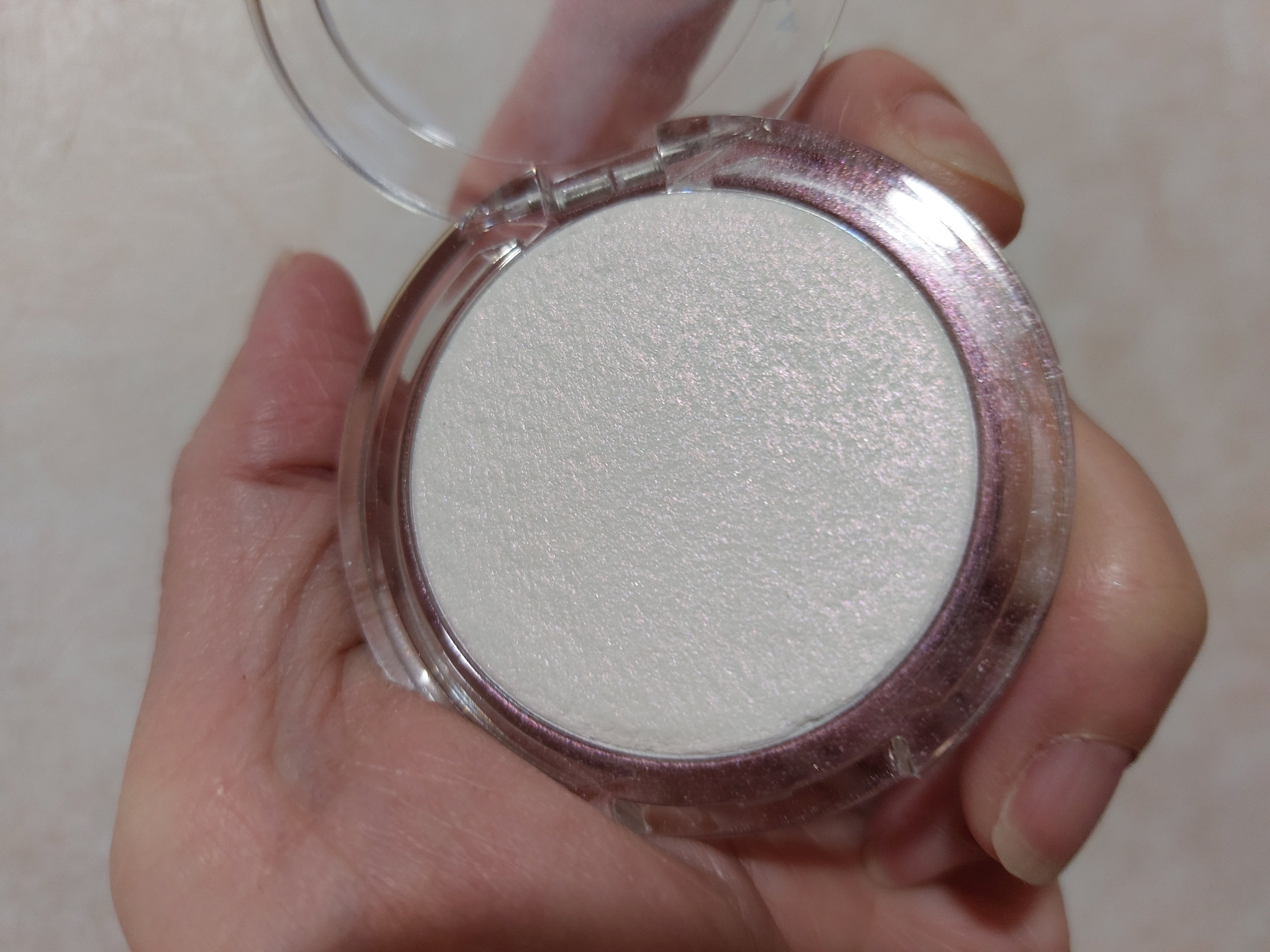 バニラコ　シルキーグロウハイライター/BANILA CO/パウダーハイライトを使ったクチコミ（2枚目）