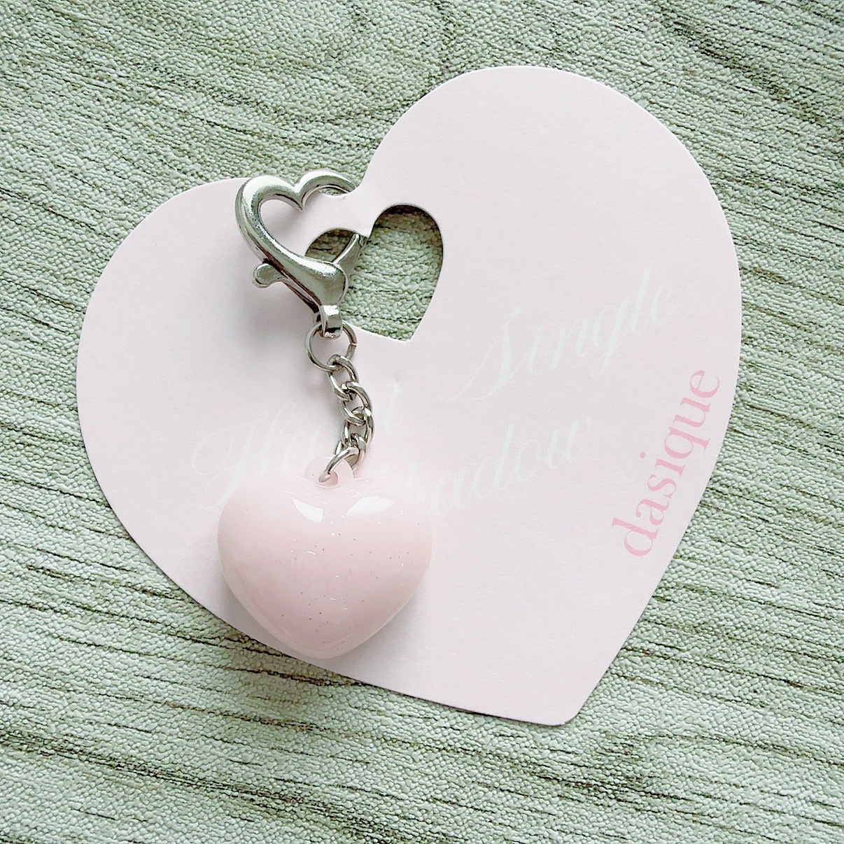 ロフトの展示会でもらったチャーム。
レフィルついてたけどフェイクかと思ってたら
ちゃんと使えた！チークと思ったらアイシャドウだったけどね🤣でもチークとして使おうw

一見、淡いピンクであまり色出なそうだけど
しっかり色付いてかわいい💕
