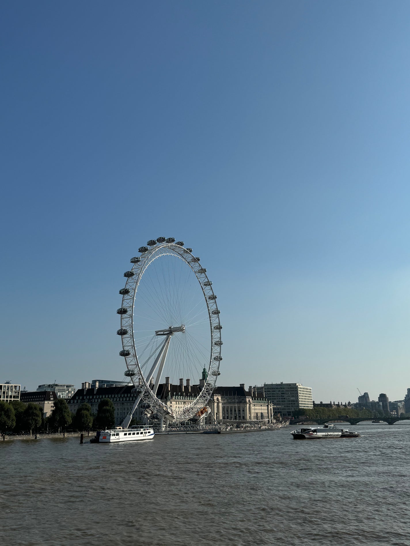 honoka on LIPS 「私は2024年の9月に新婚旅行でフランスとイギリスへ行きました..」(4枚目)