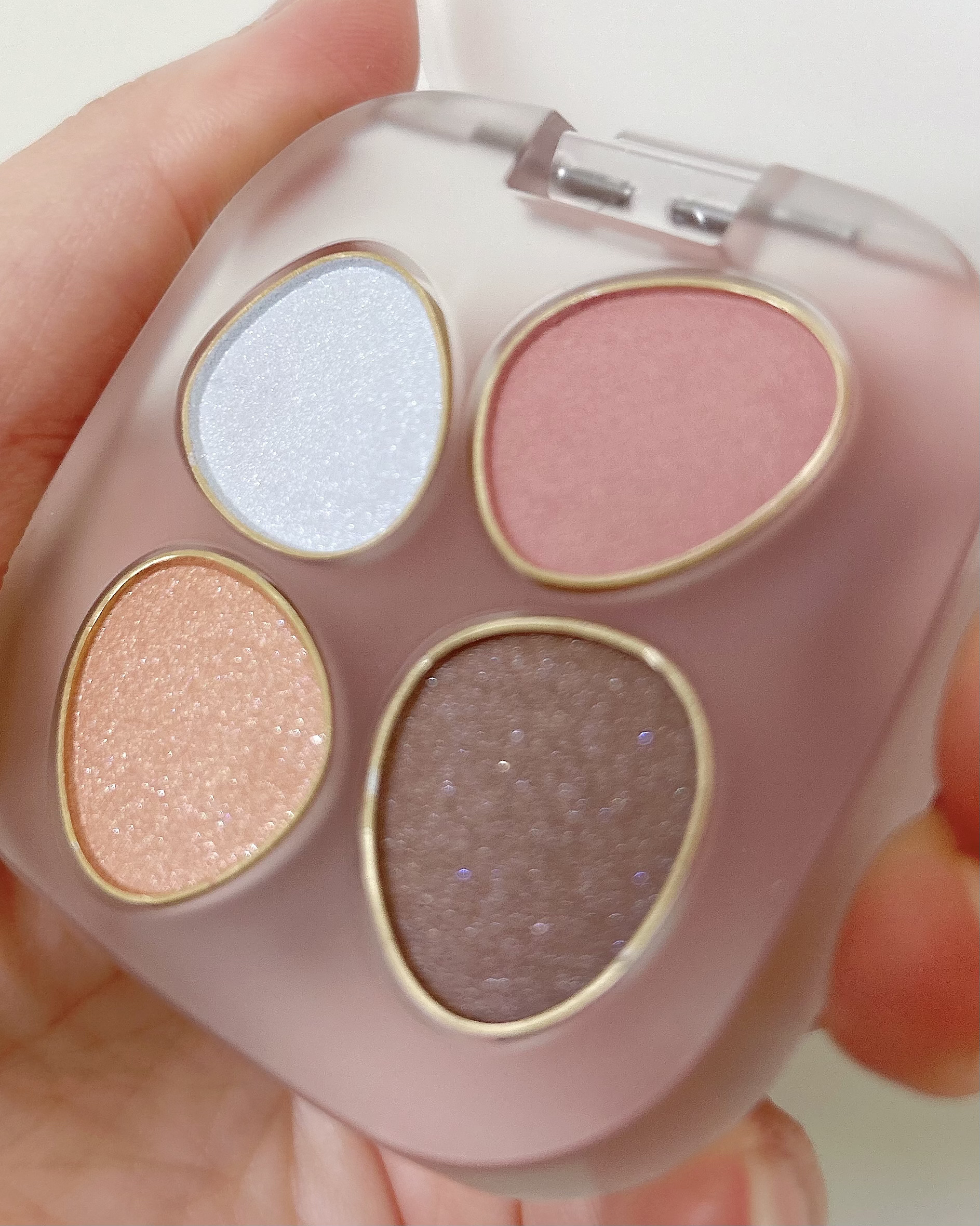 トーン ペタル フロート アイパレット/to/one/アイシャドウパレットを使ったクチコミ（2枚目）