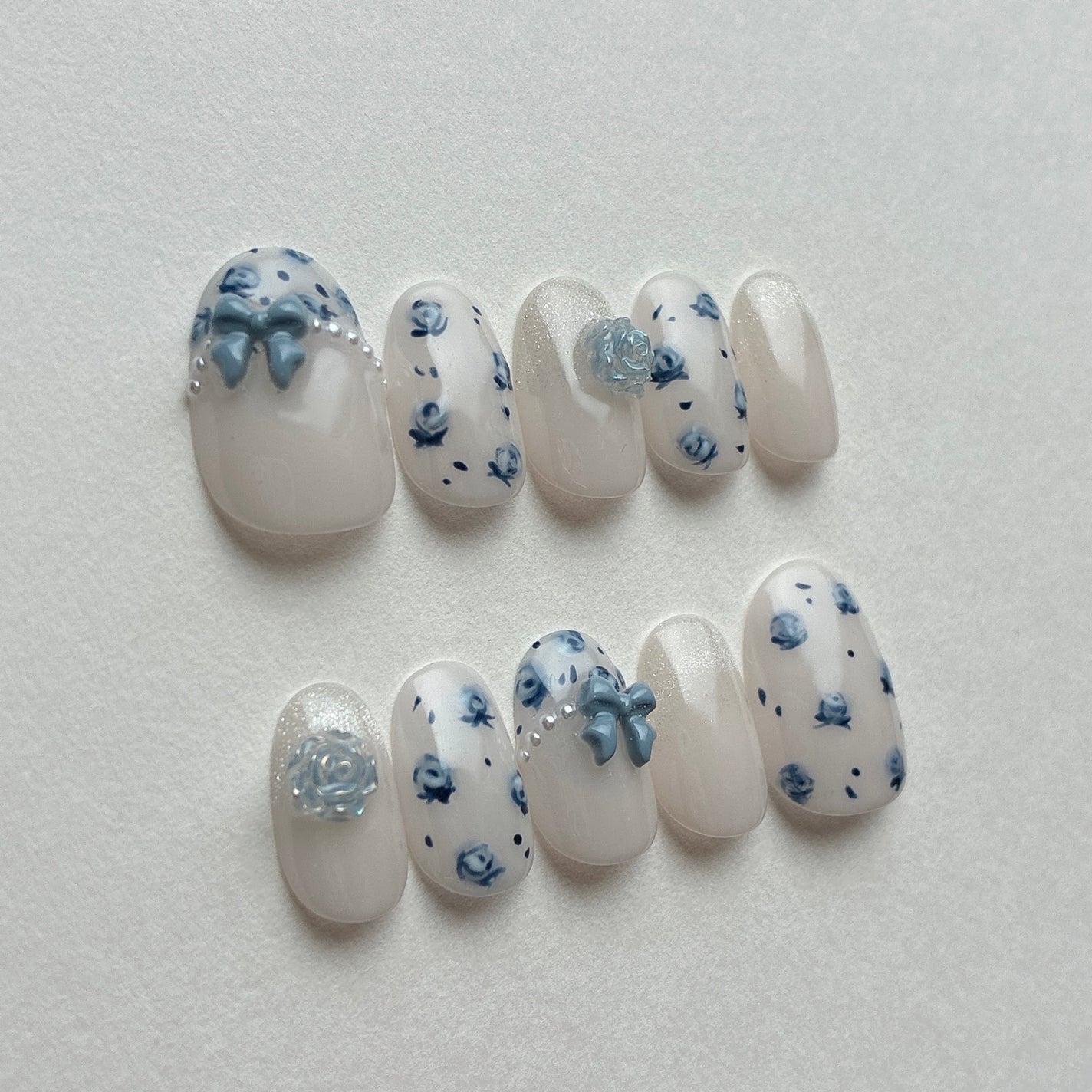 れちめろ on LIPS 「今トレンドの手書きフラワーネイル🪻ネモフィラをイメージしたカラ..」(2枚目)