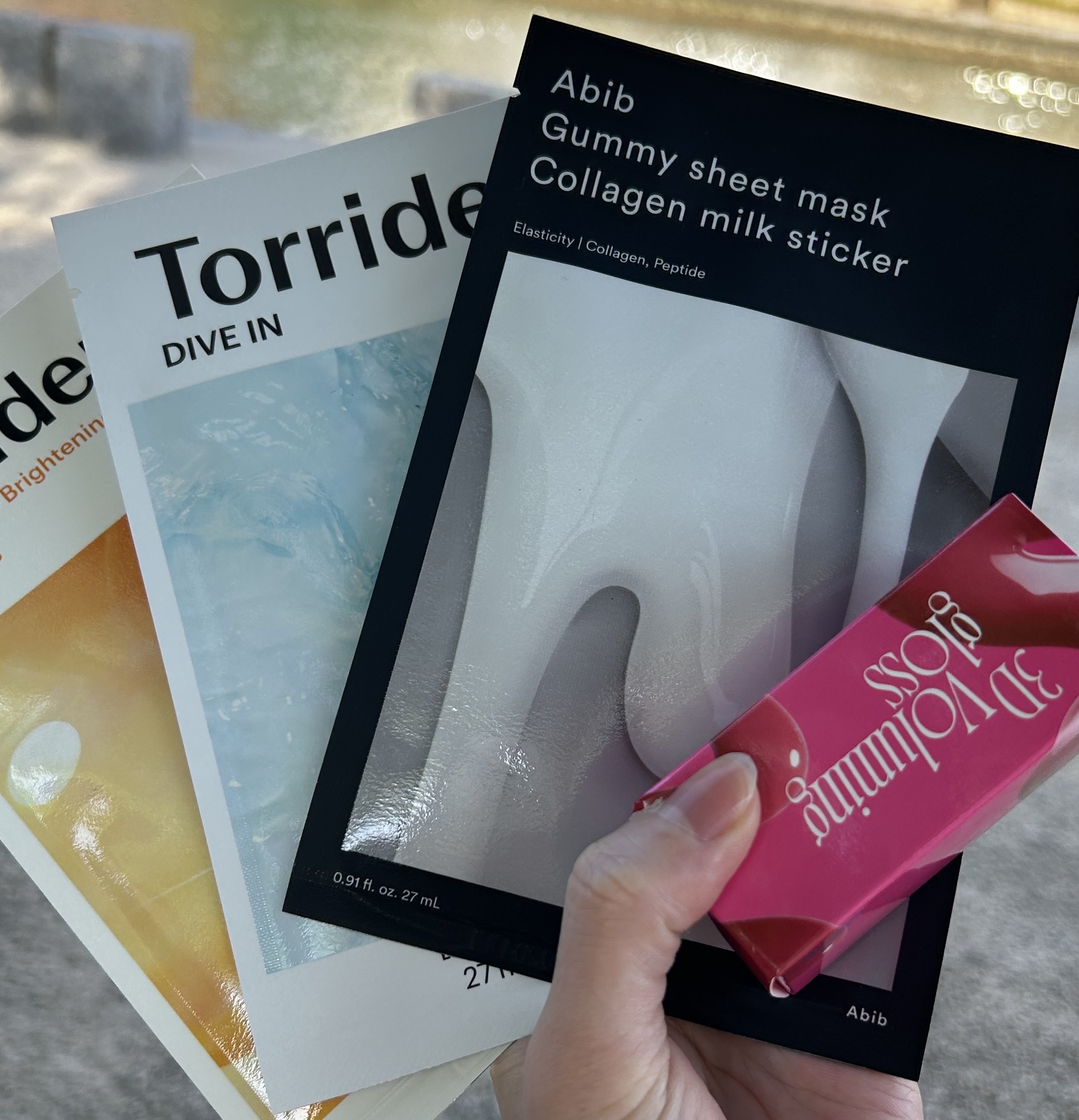 友達にもらった韓国のお土産🤍
使うのが楽しみすぎる〜🌷🌷

たまたま欲しかったパックを
お友達がくれました💕

Abibは初めて知ったけど、オススメらしい💭

いつもよりたっぷり時間がかけれる連休の始まりに
贅沢スキンケアがピッタ