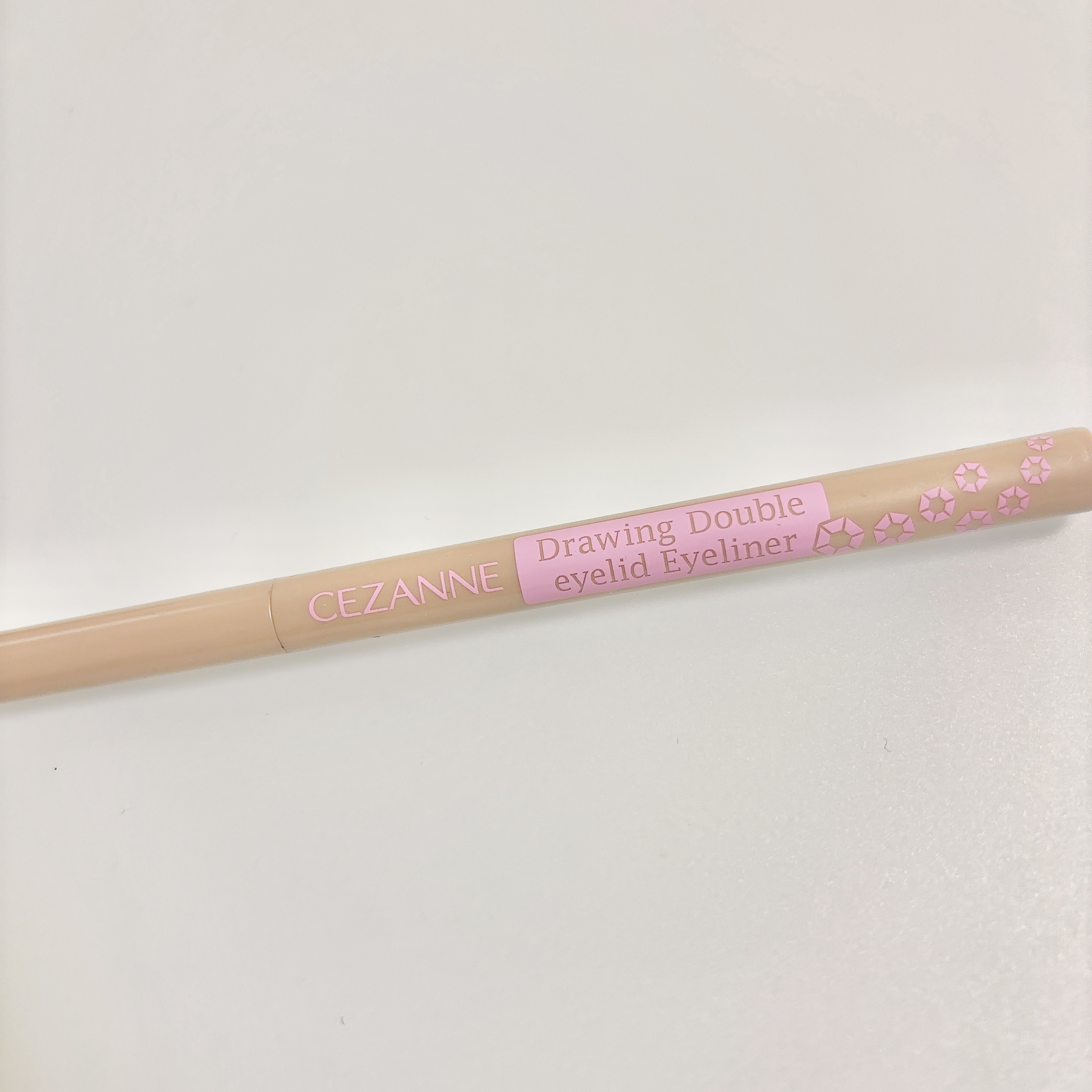 CEZANNEの描くふたえアイライナー20影用グレージュ

こちらは涙袋を描く際に使ってます！

私は肌が明るめなのですが
このグレージュカラーがちょうど影っぽくなるので
涙袋を描くのにぴったりなんです👀

アイプチもしているので二重線に