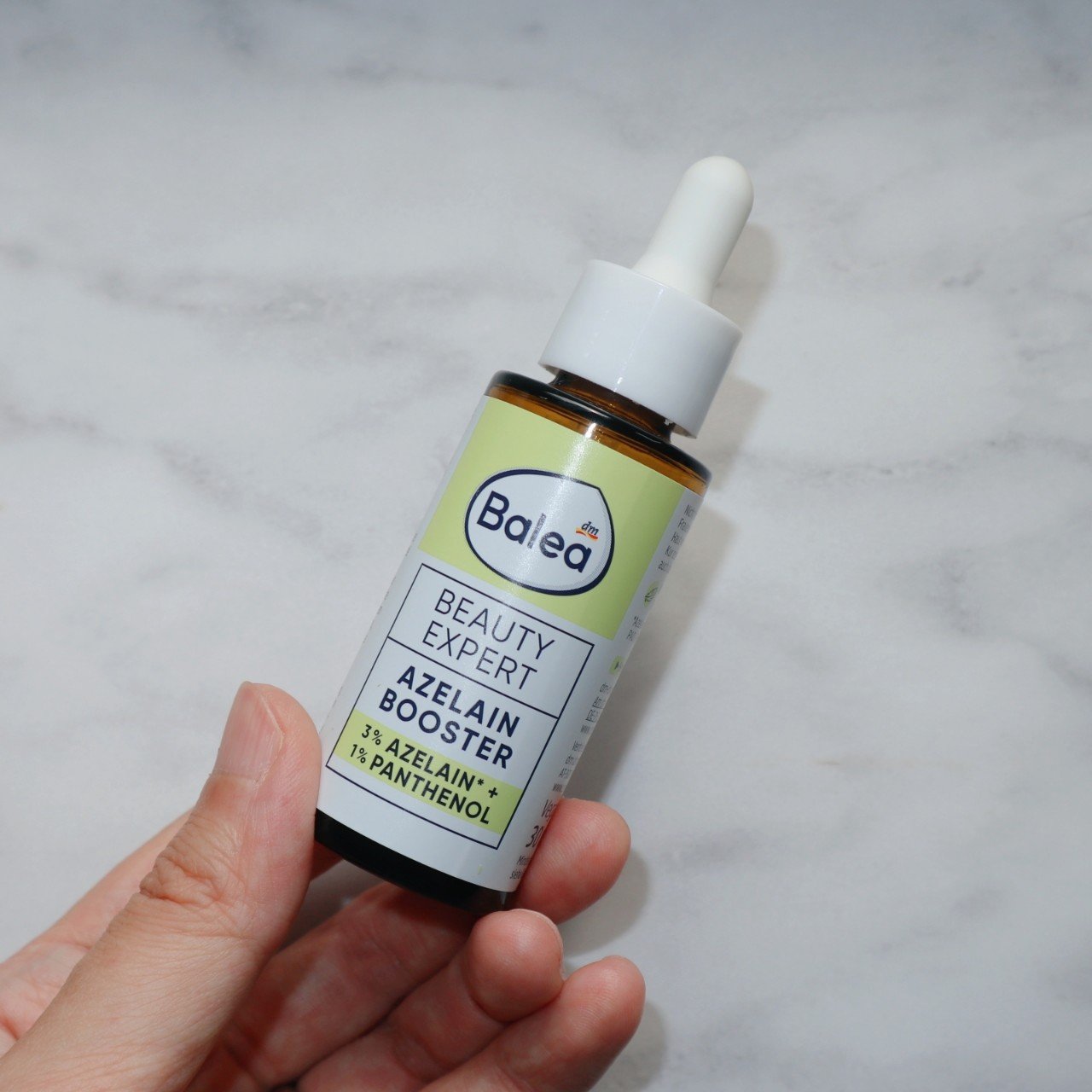 ドイツのプチプラアゼライン酸美容液！

✅アゼライン酸誘導体3%
✅グリセリン3％、パンテノール1%配合
✅ナイアシンアミド配合
✅肌の質感を整える
✅アルコール、香料、オイルフリー

無色透明、香料も入ってないので匂いもしません。サラッと