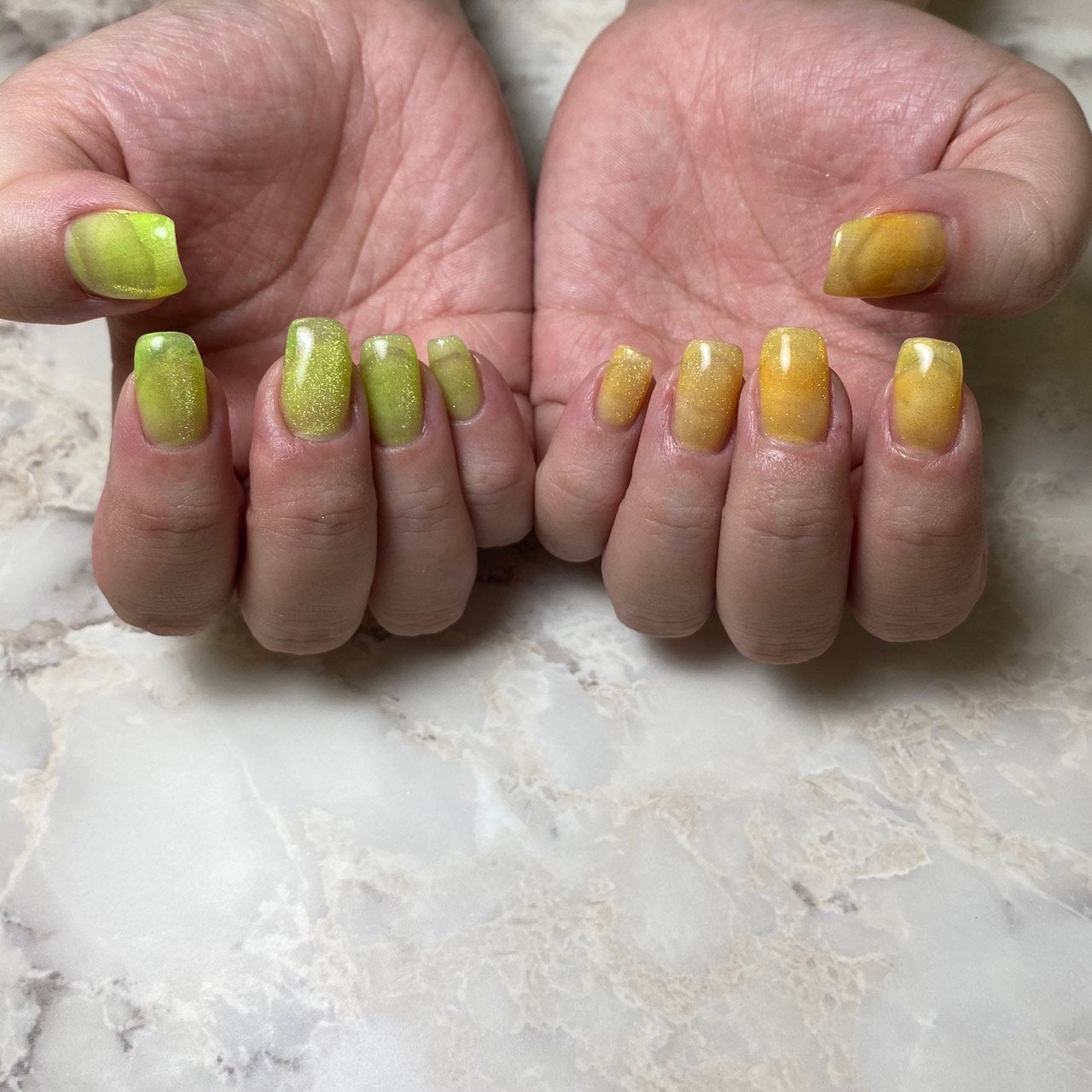 ビヨンセ奥二重向上委員長🥸LIPSパートナー🥳 on LIPS 「今月の爪。韓国産のネオンカラーのマグにしてもらった!!右手はグ..」(2枚目)