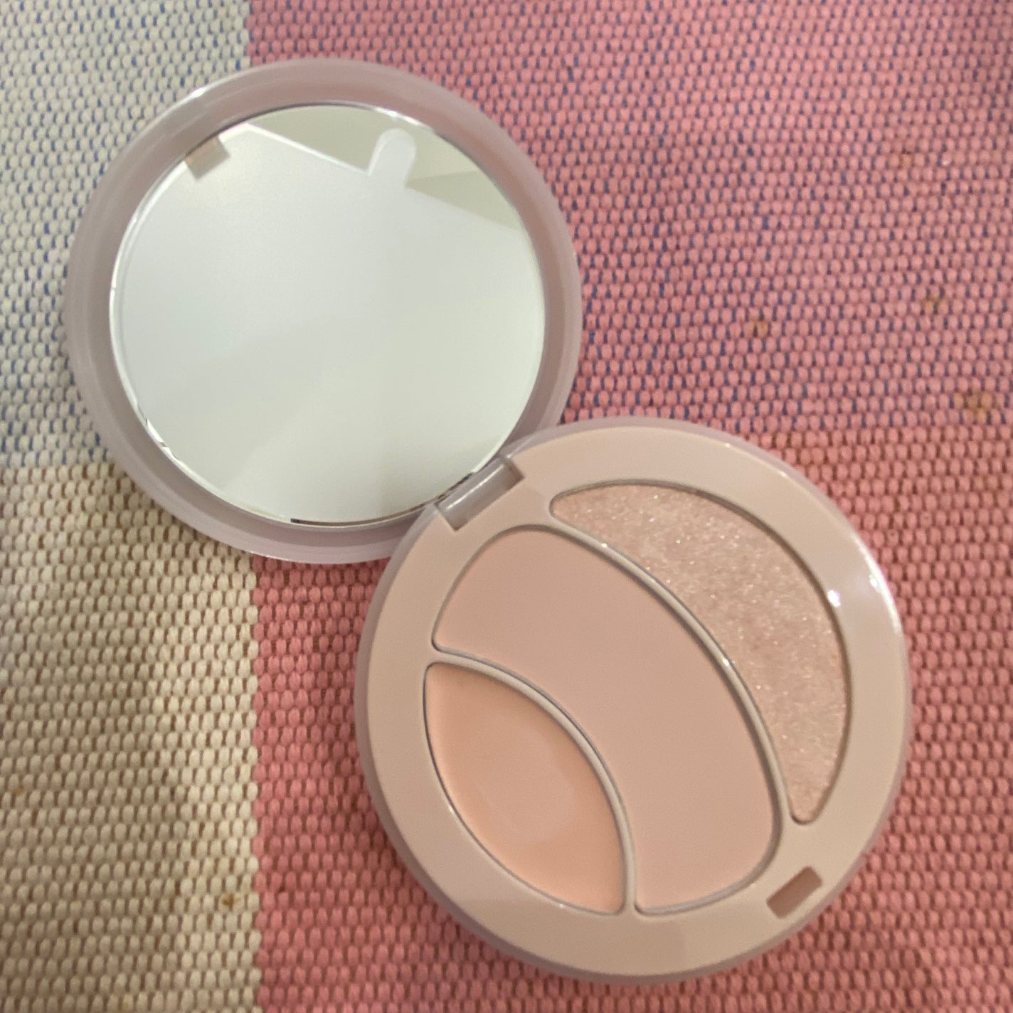 マルチファンクショナルハイライトパレット/INTO U/ハイライトを使ったクチコミ(2枚目)