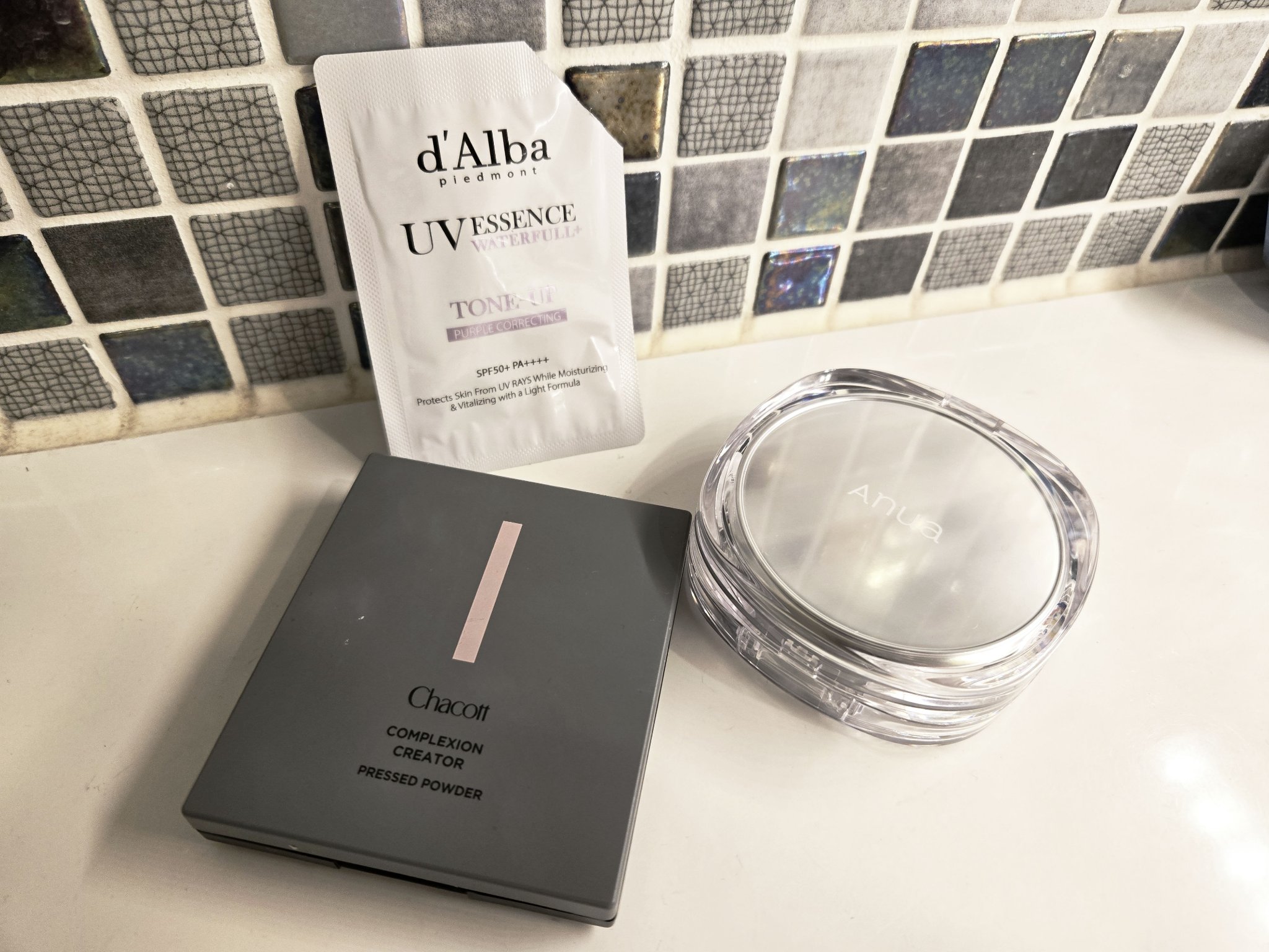 ▷ベースメイク良かった組み合わせメモ✍

▹▸﻿日焼け止め・下地
ダルバ ウォータフル トーンアップ サンクリーム
パープル

▹▸﻿ファンデーション
Anua
セミグロウベールクッション

▹▸﻿パウダー
チャコット・コスメティクス
コン