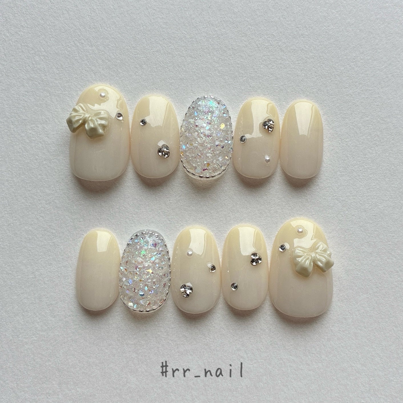 れちめろ on LIPS 「透け感がありちゅるんとしたビジューたっぷりのデザインをまとめて..」(1枚目)