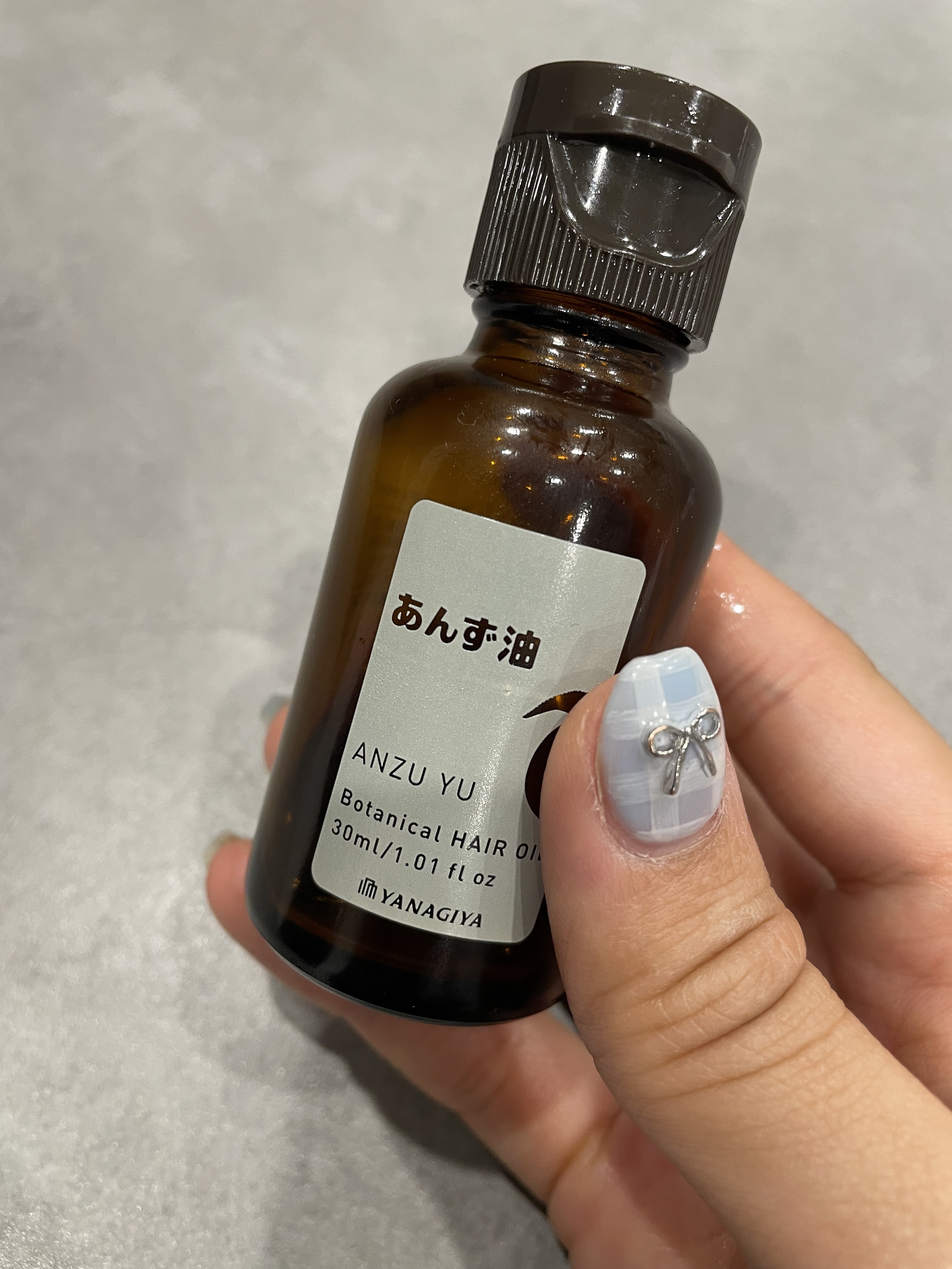 ‎𖤐 ̖́-‬ヘアオイル ゆず油
¥1,100


柑橘の爽やかで重すぎない香り
髪の毛だけじゃなくて
体にも使えるから
手に取って髪の毛に付けた残りは洗い流さないで
手に広げて保湿✋


小さいサイズで1滴ずつでるやつだから
沢山出した