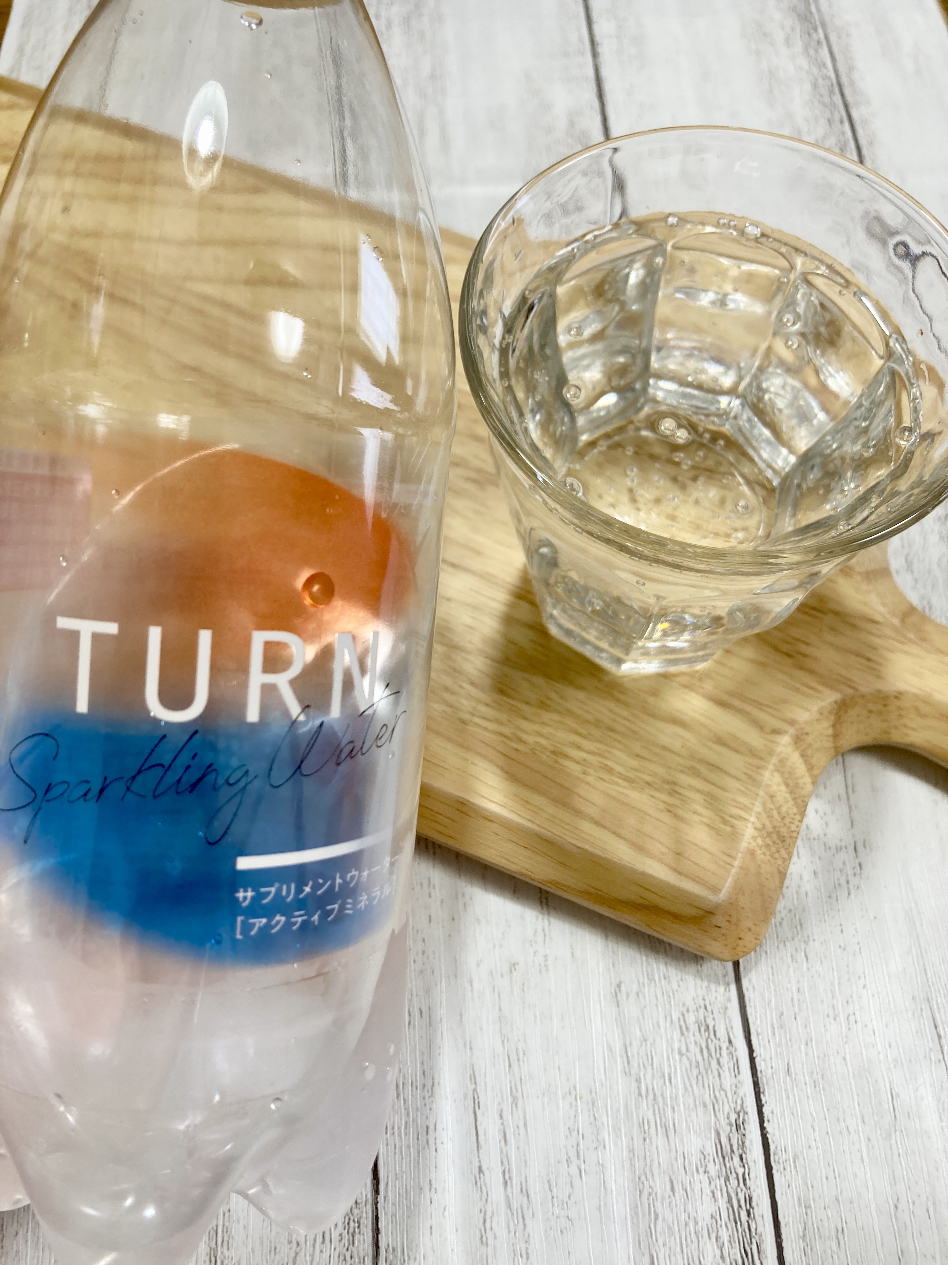 ワイズ製薬様から商品提供を頂きました。

【TURN Sparkling Water】

代謝サポート硬炭酸水✨

硬水はクセがある味と言われがちだけど、TURNはこだわりの炭酸水と合わせることで、すっきりとした口当たりのおいしさを追求した