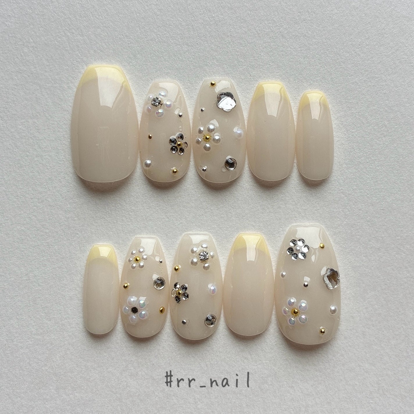 れちめろ on LIPS 「透け感がありちゅるんとしたビジューたっぷりのデザインをまとめて..」(3枚目)