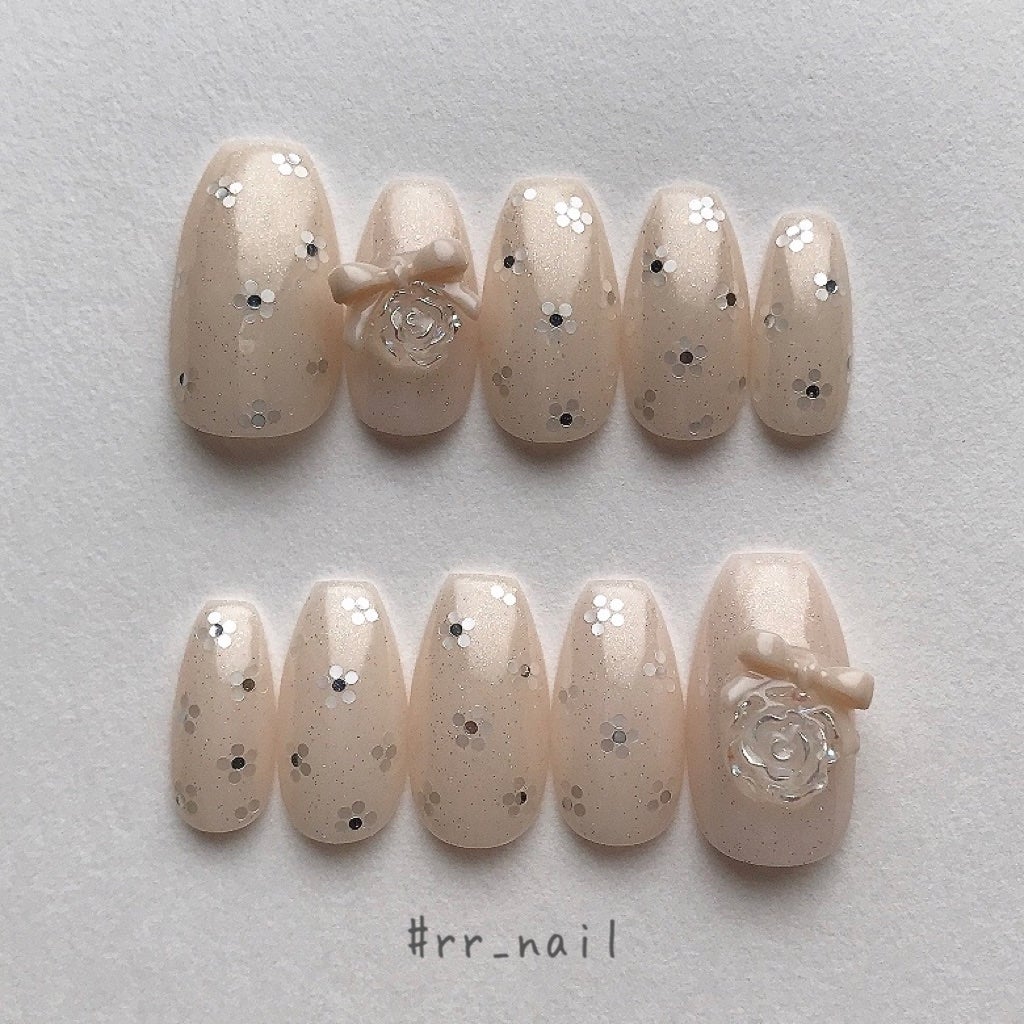 れちめろ on LIPS 「透け感がありちゅるんとしたビジューたっぷりのデザインをまとめて..」(4枚目)