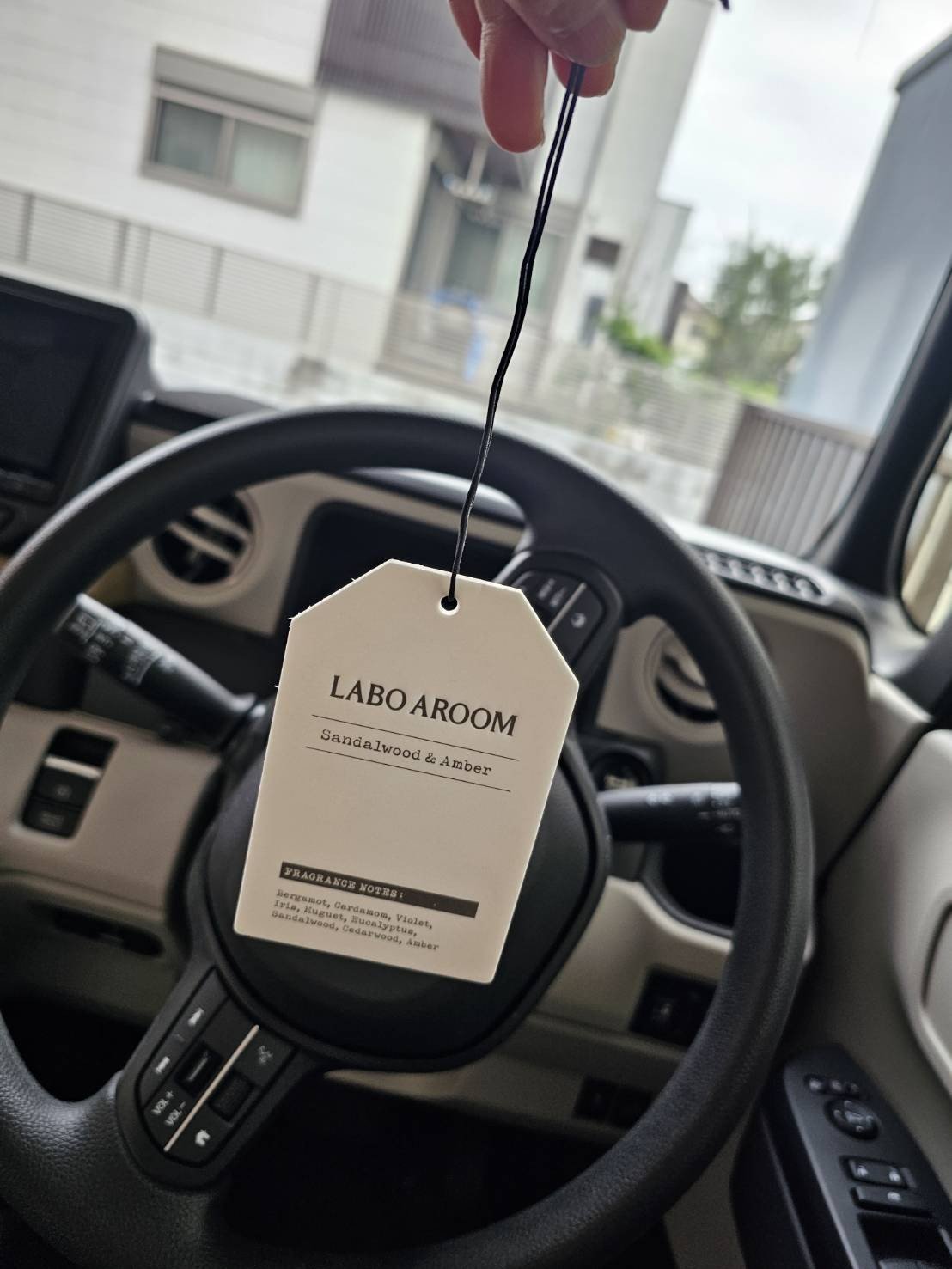 フレグランスペーパー サンダルウッド＆アンバー/LABO AROOM/香水(その他)を使ったクチコミ（2枚目）