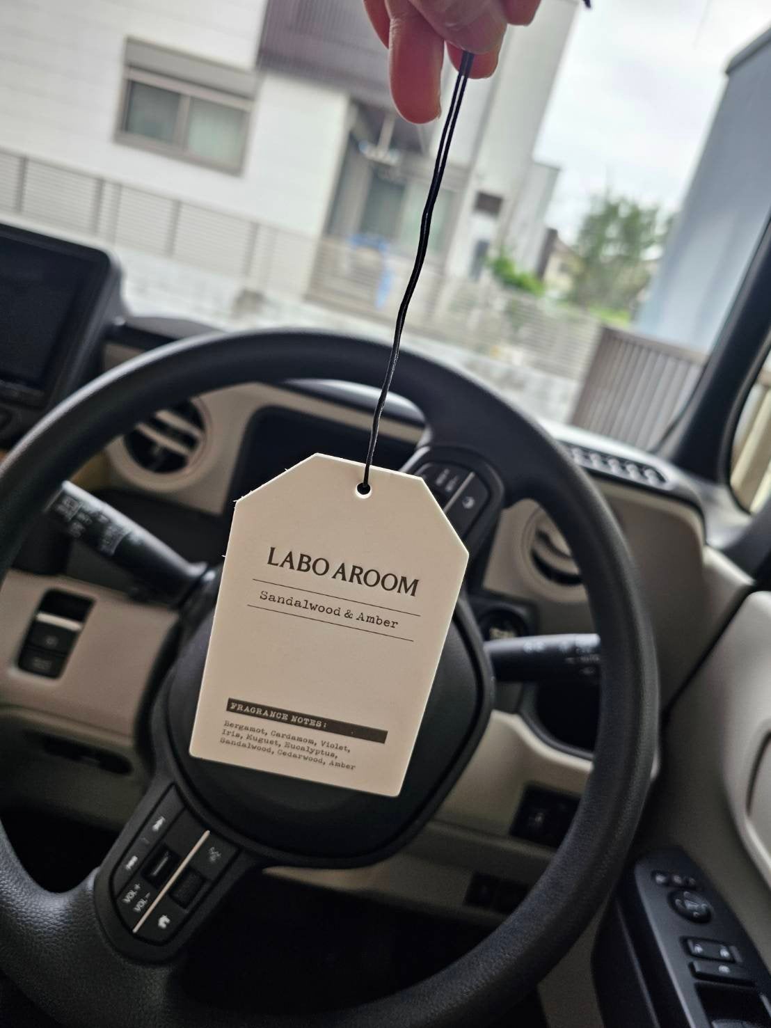 フレグランスペーパー サンダルウッド&アンバー/LABO AROOM/香水(その他)を使ったクチコミ(2枚目)