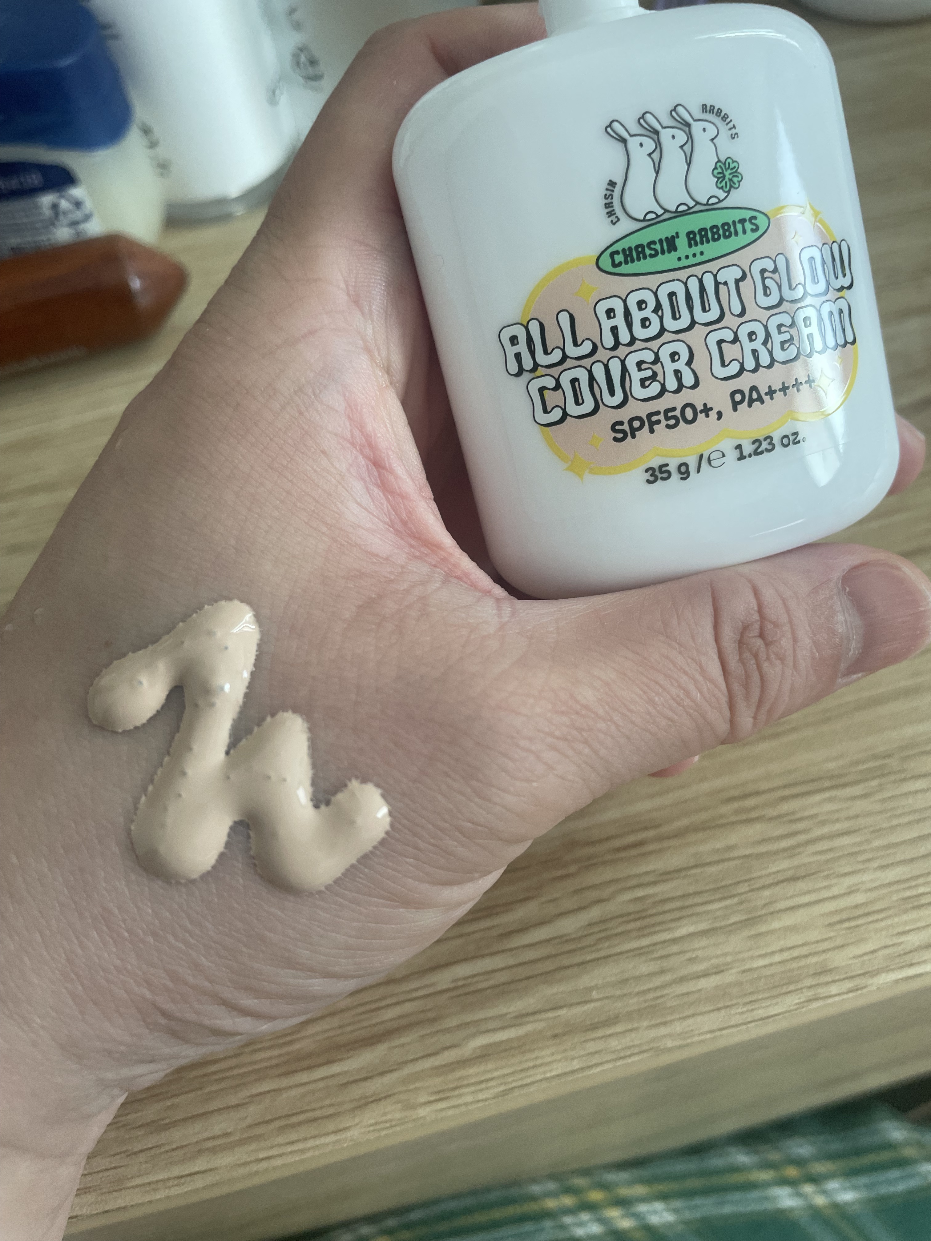 🌿🐰✨ チェイシングラビット オールアバウトグローカバークリーム使ってみたよ！

これはまさに「ツヤ肌うさぎモード」爆誕🫧💓
塗った瞬間、肌がつるん＆キラッ✨って光って、元から肌キレイな人っぽく見えるの〜！
しかも重くなくて、しっと