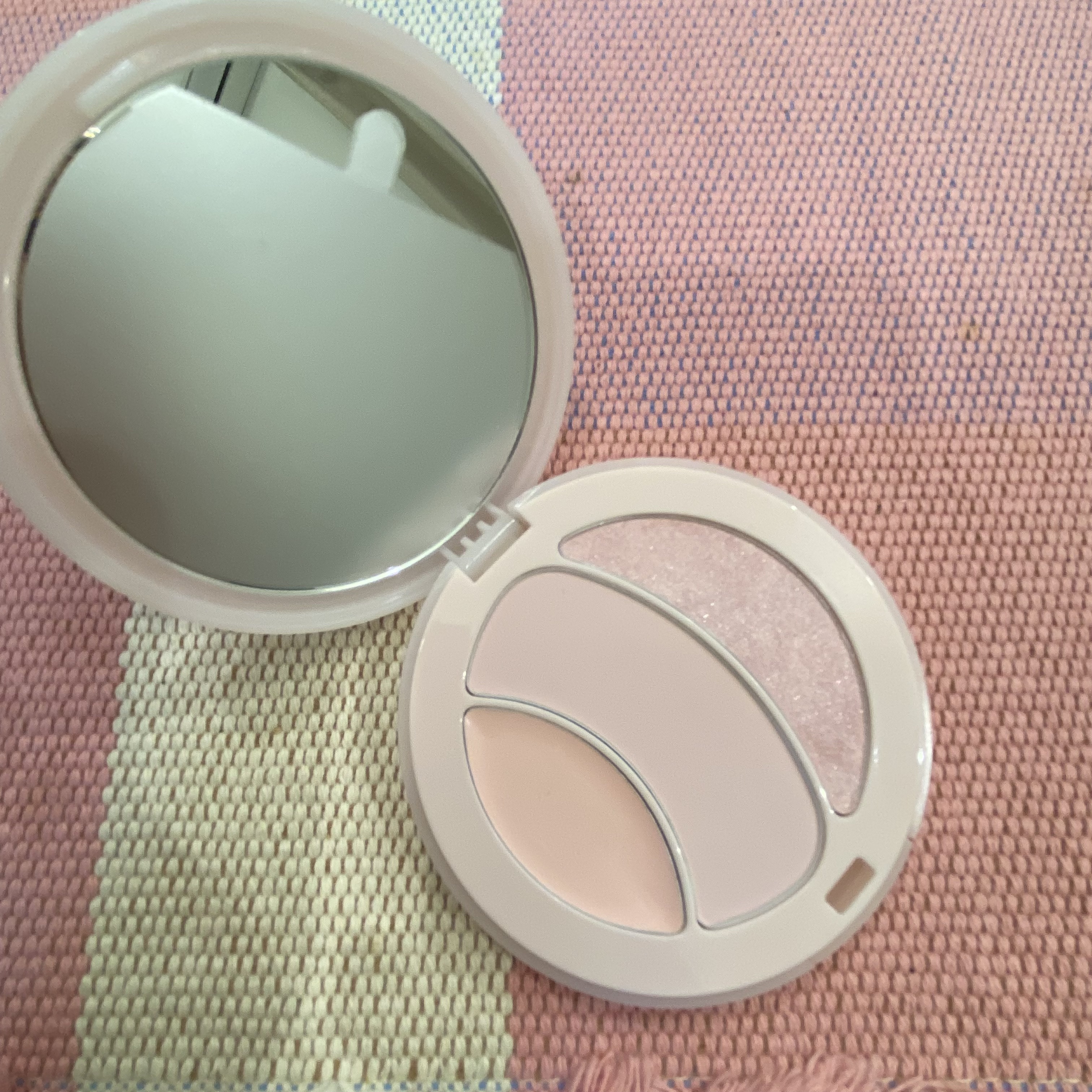 マルチファンクショナルハイライトパレット/INTO U/ハイライトを使ったクチコミ（2枚目）