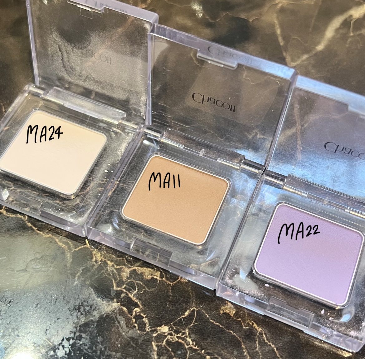 マルチカラーバリエーション マット MA11/チャコット・コスメティクス/単色アイシャドウを使ったクチコミ（2枚目）