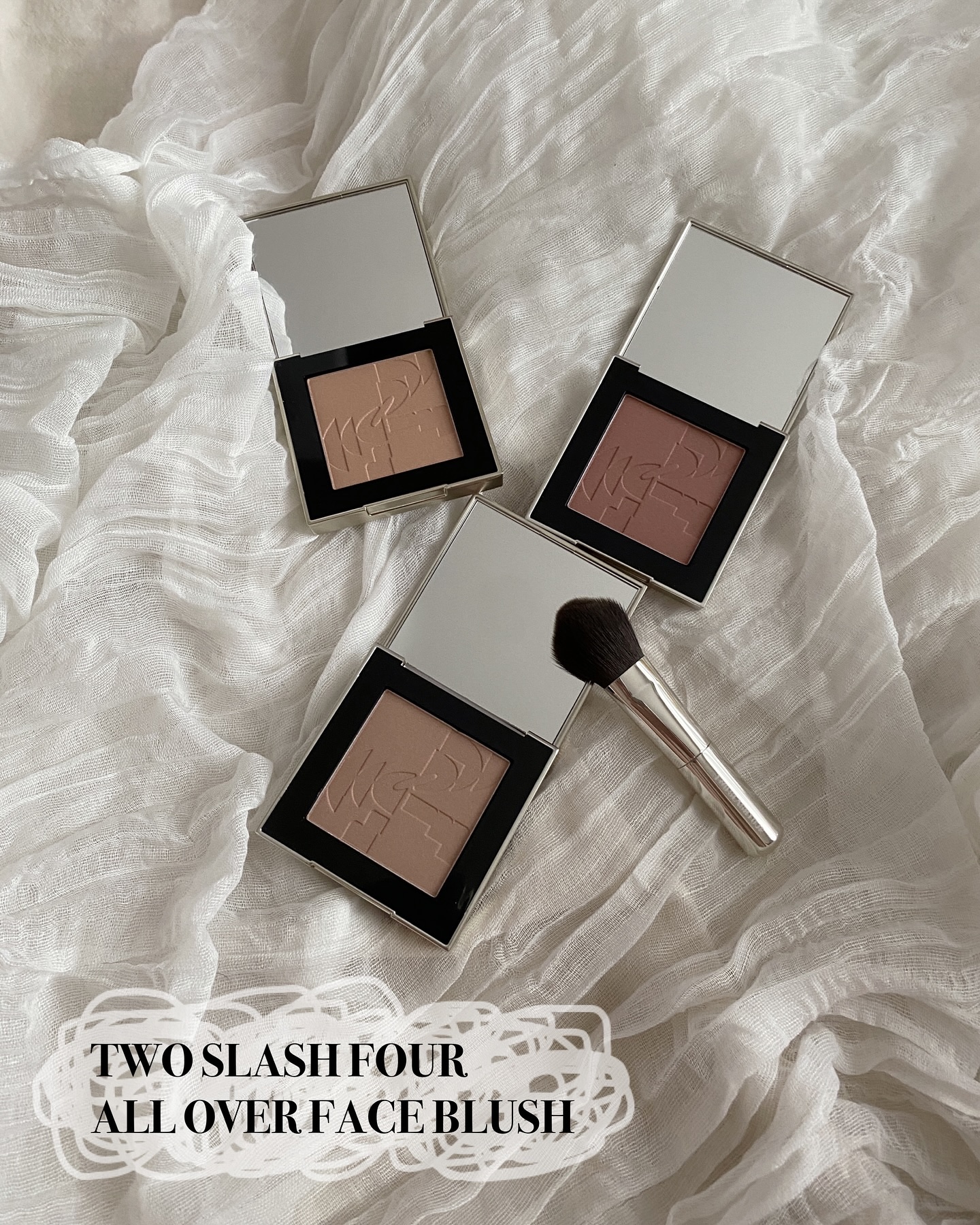 TWO SLASH FOUR
ALL OVER FACE BLUSH
BAE BEIGE / DIM BEIGE / RUM BEIGE

大人なカラー展開で細かいパールがはいっていて上品なチーク！おしゃれ顔に仕上がります😽
チークとして
