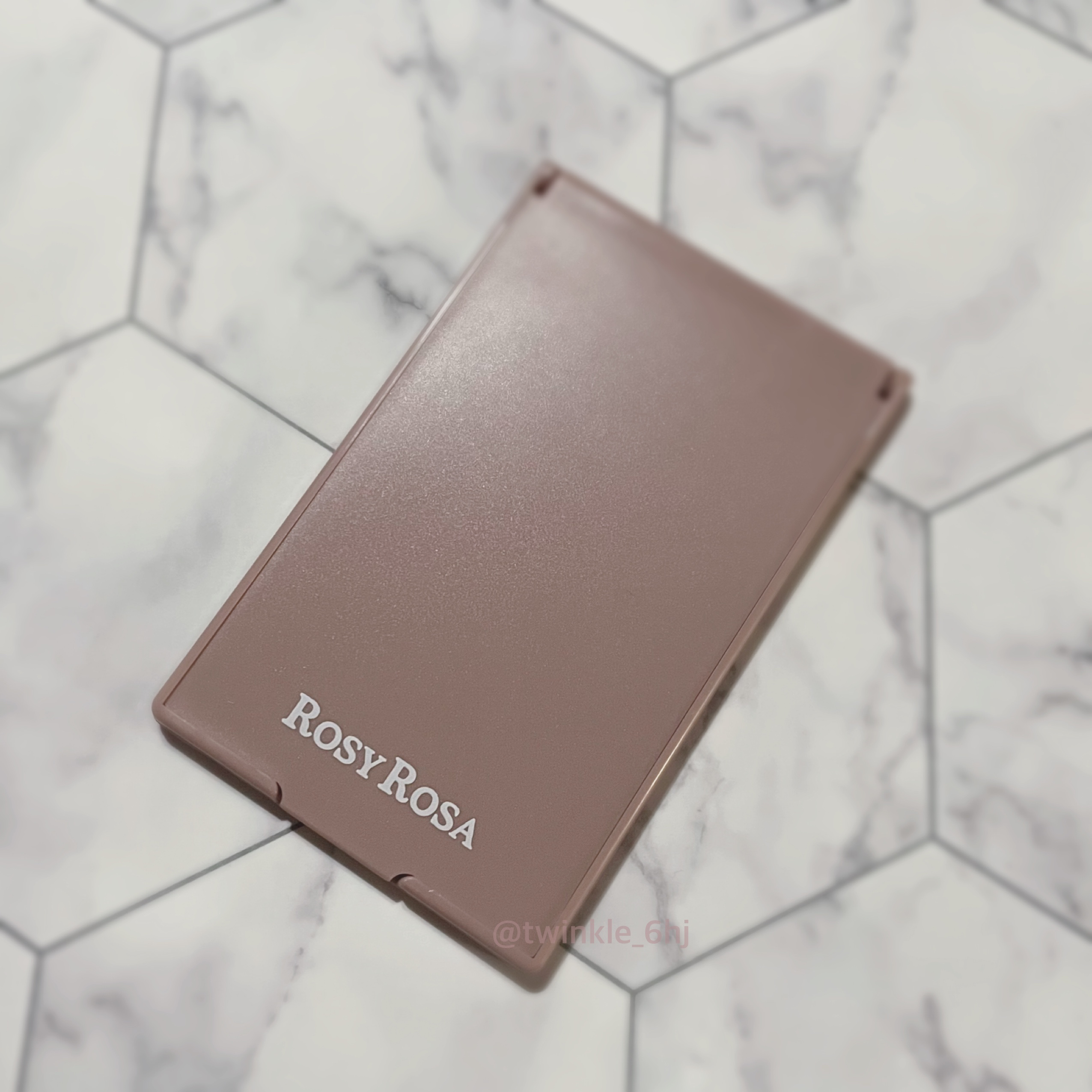 【商品】
ロージーローザ　リアルックミラー
ミニ ローズダスト　限定


【商品の特徴】
リアルックミラーは【銀引きミラー】を使用しており反射率95％（ミラー反射率計でJIS D5705の測定方法をもとにハロゲンランプを照射し測定した結果）