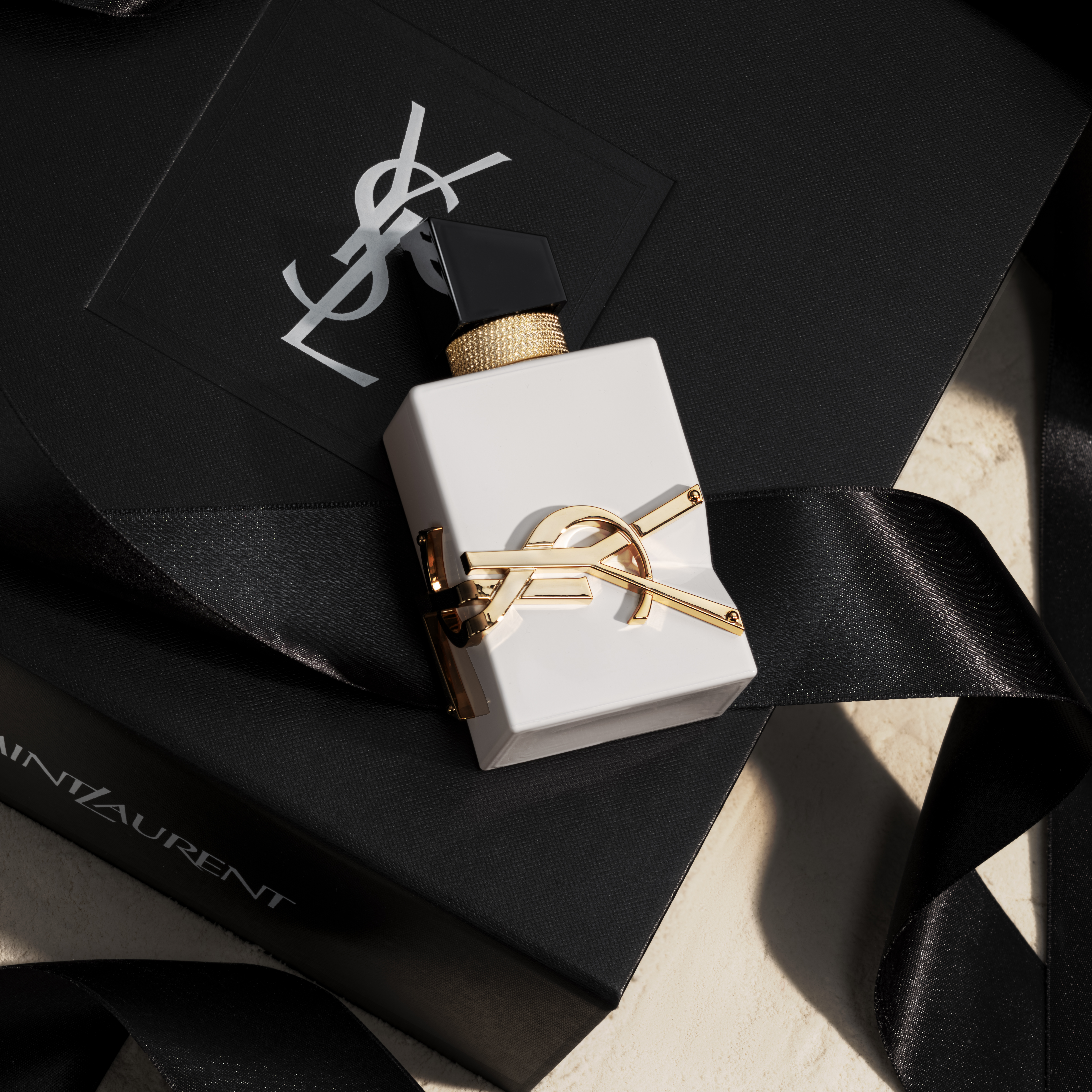 ジェンダーレスに愛される、YSLアイコンフレグランス「リブレ」より誕生。
新フレグランス「リブレ ロー ニュ」

自分らしさと溶け合うように香り立つ、みずみずしいシトラスの香り。
肌や髪を心地良さで包み込む、アルコールフリー* とオイル イ