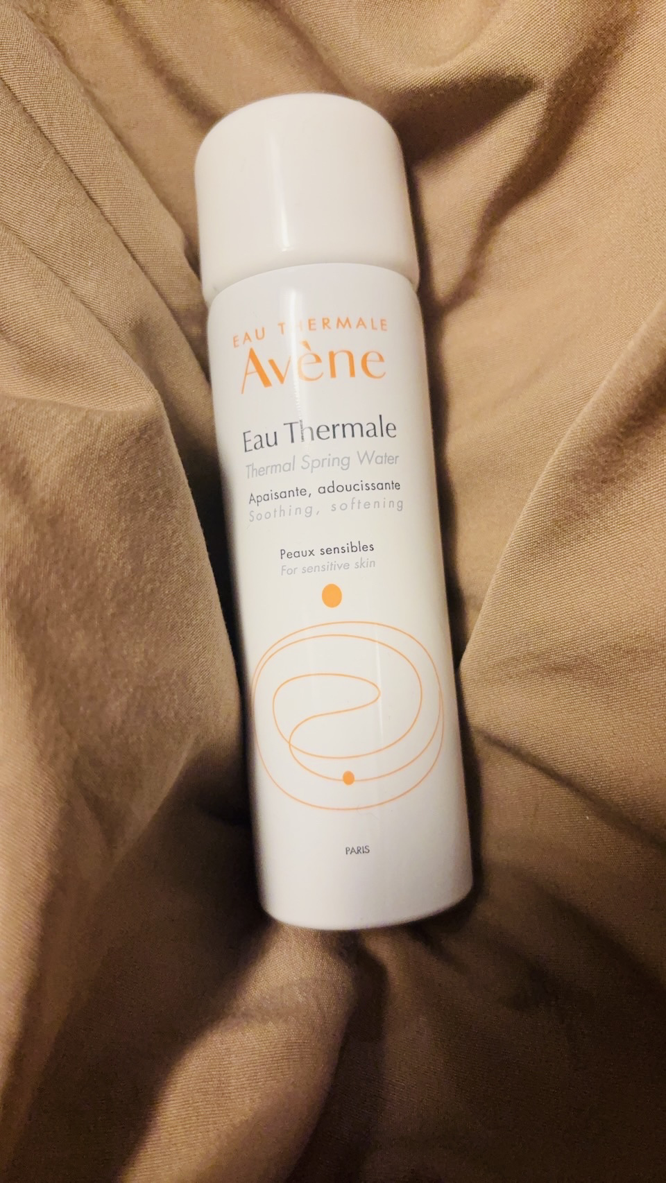 アベンヌウォーター

南フランスの温泉水100%ミスト。
洗顔後、乾燥が気になる時、リフレッシュしたい時などに使用しています。
成分が温泉水だけなので、荒れている肌や髭剃り跡にも沁みずに使えて便利です。
