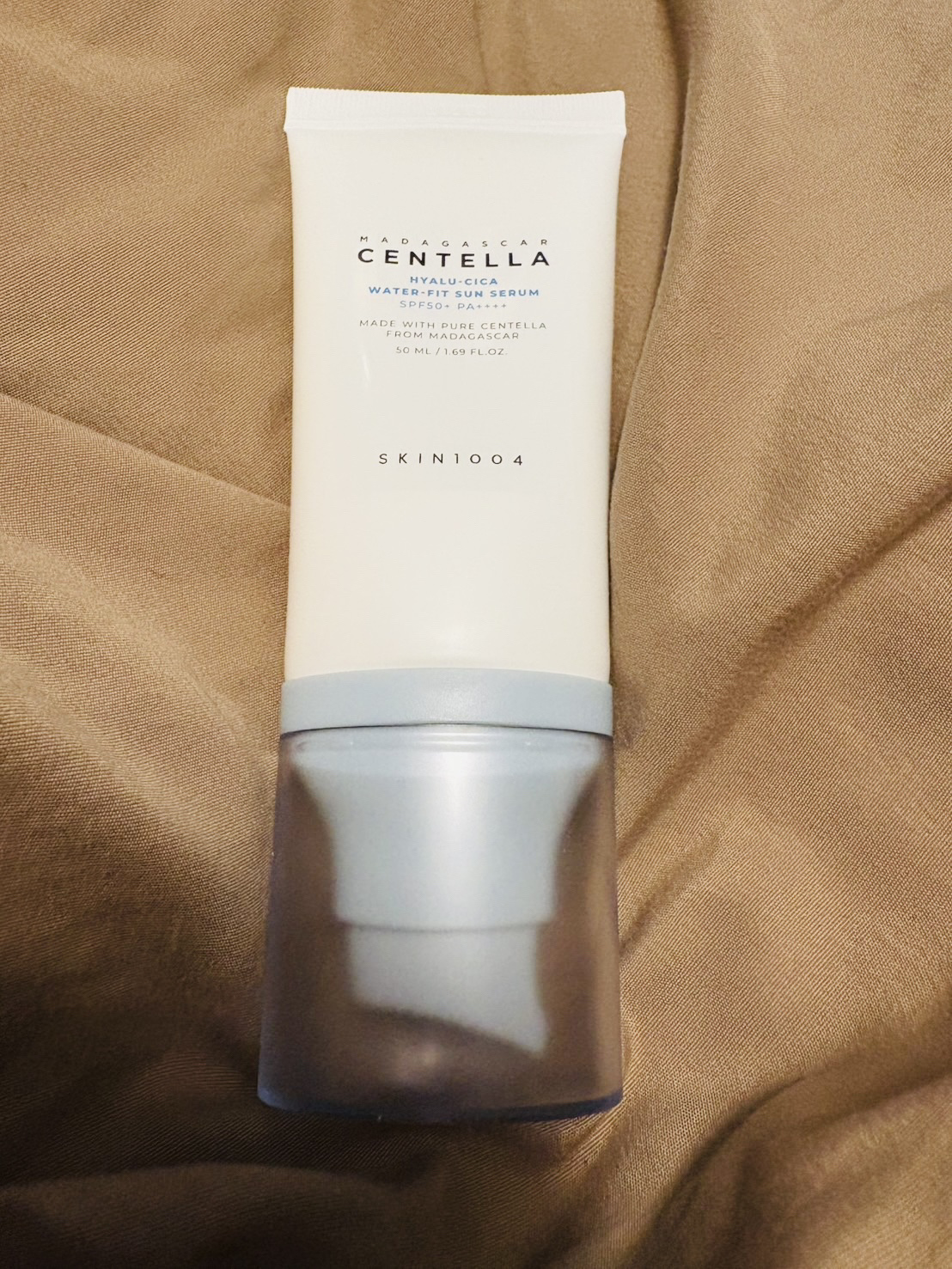 日本国内最大SPF50+の紫外線保護力を持つ「ヒアルーシカ ウォーターフィット サンセラム」は、従来のべたつきやかさつき感のある日焼け止めの概念を覆す新感覚の1品。
セラムのようにしっとりと潤う使用感で、長時間にわたり快適な日焼け対策が可能