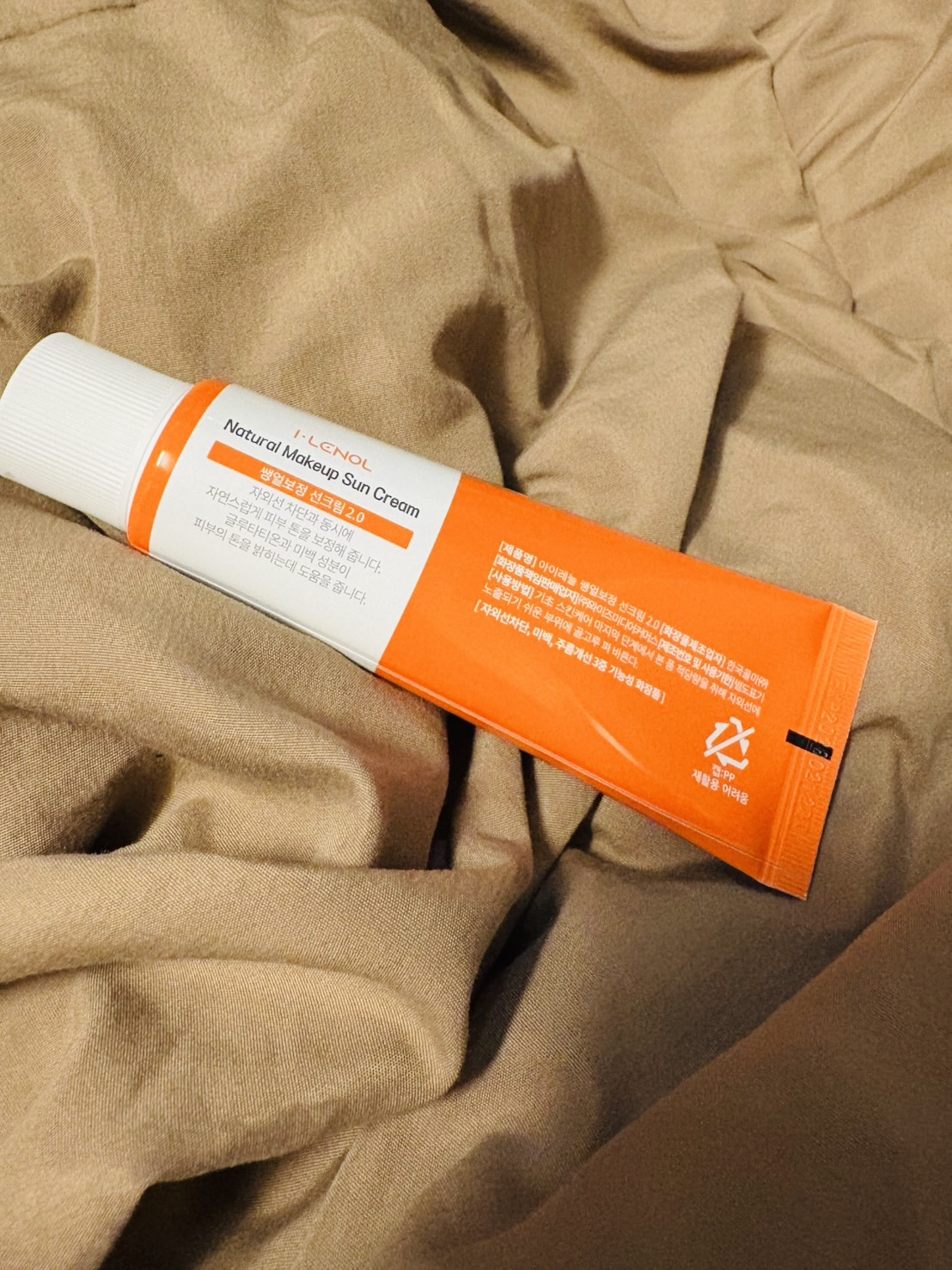 アイレノール すっぴんクリーム

SPF 50+ PA++++

紫外線対策として、自然なベースメイクアイテムとして使っているクリーム。
下地、コンシーラー不要で便利。

美容男子は1番濃い色を使うとちょうどいいと思います。

一般的なファ