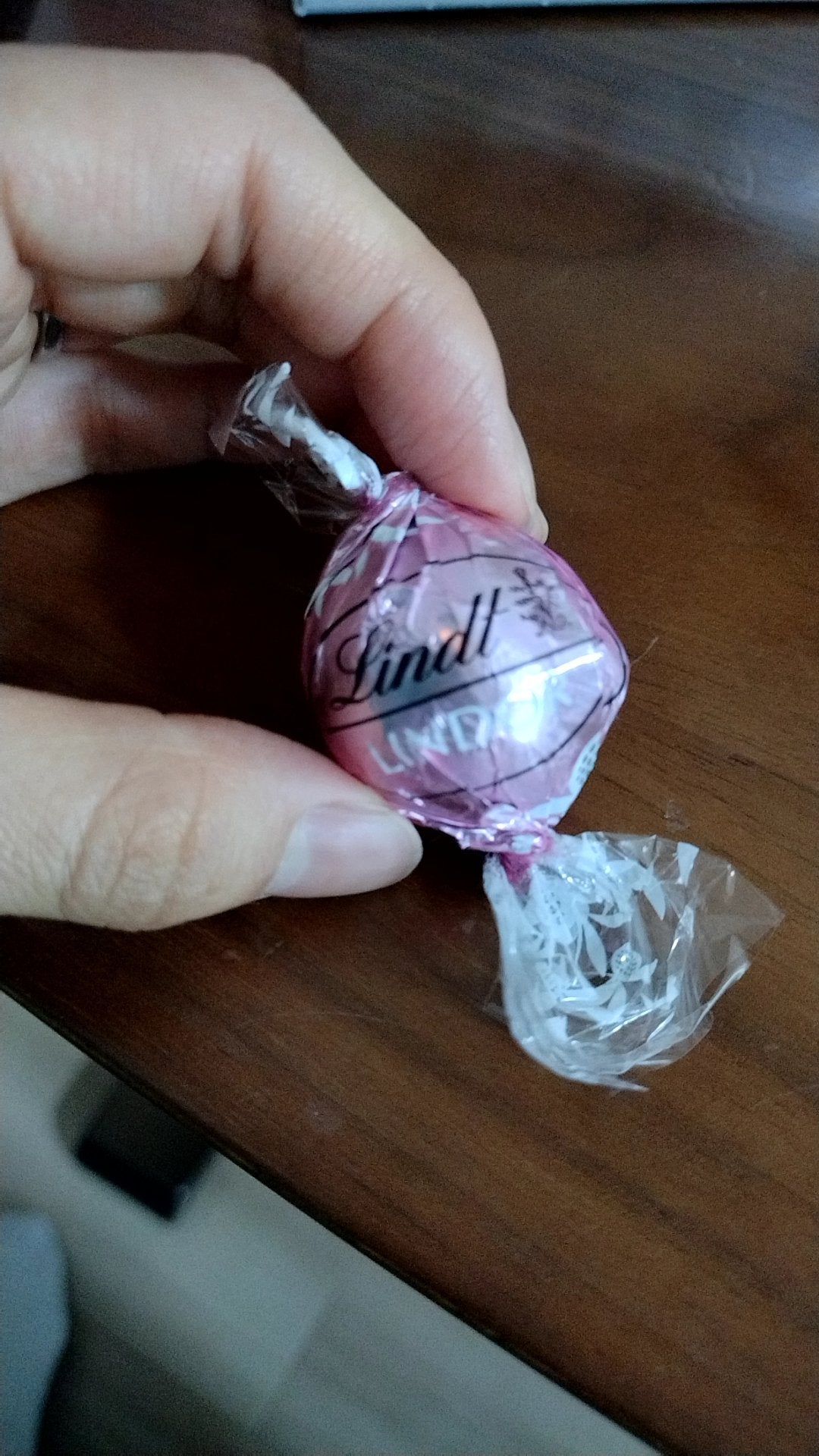 さとみ🎉フォロバ on LIPS 「頂き物のリンツの桜フレーバー✨育児中でパクっと食べるには1粒1..」(2枚目)