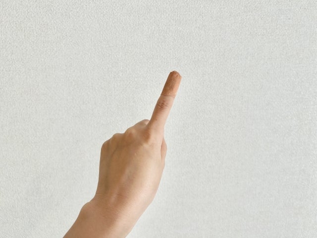絆創膏を貼った人差し指
