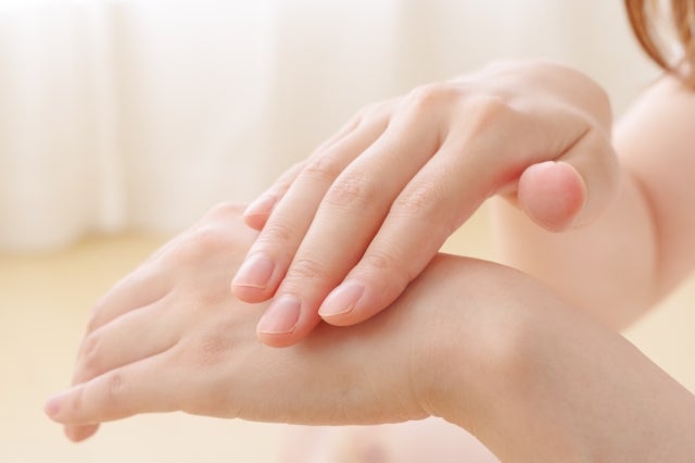 女性の手元