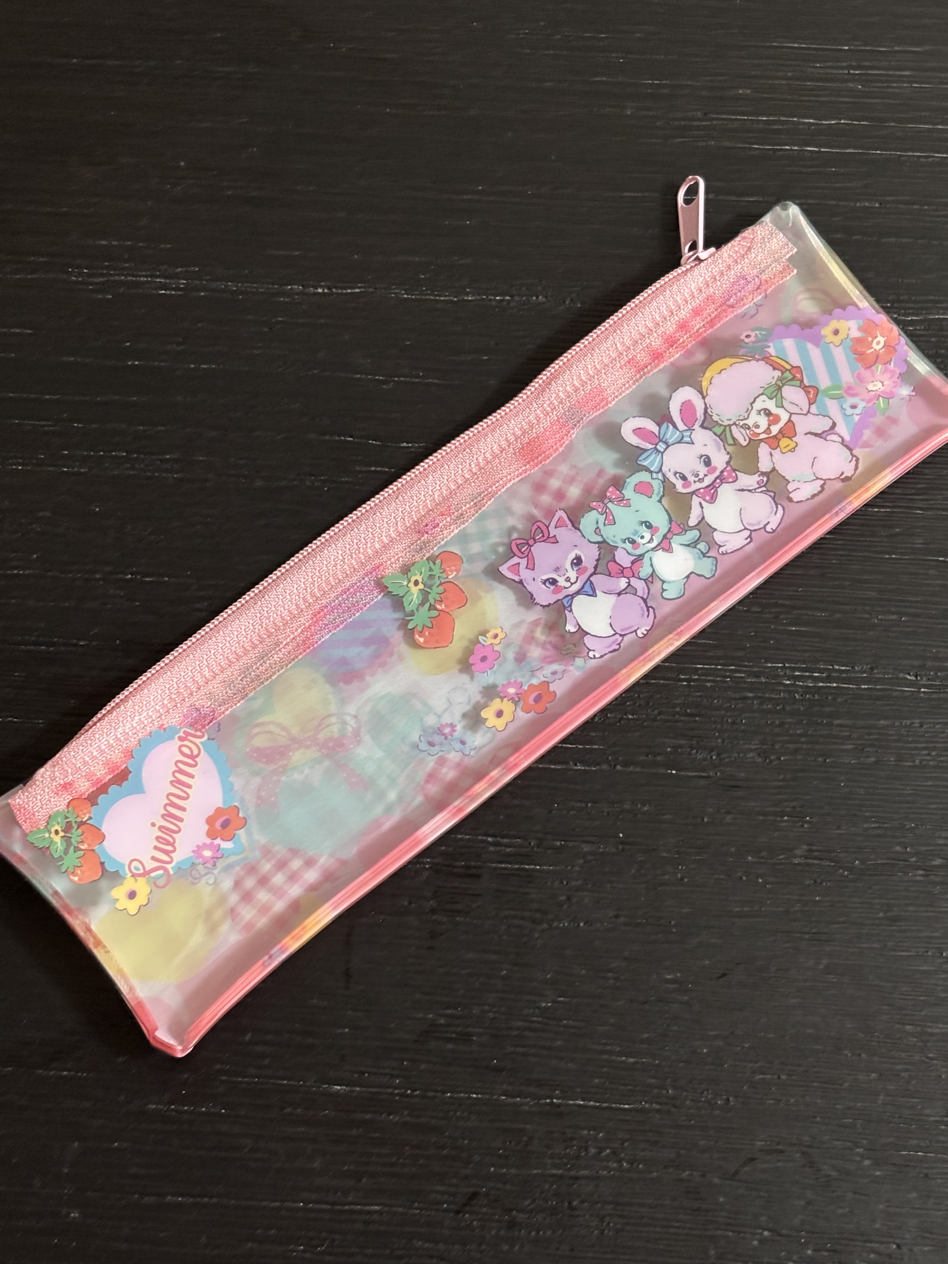 セリア
SWIMMER
ペンケース

････････････✮*｡ﾟ････････････✮*｡ﾟ････････････

スリムタイプのペンケース。
旅行の時の歯ブラシ入れにピッタリだった！
ドラッグストアで売っているミニサイズの歯