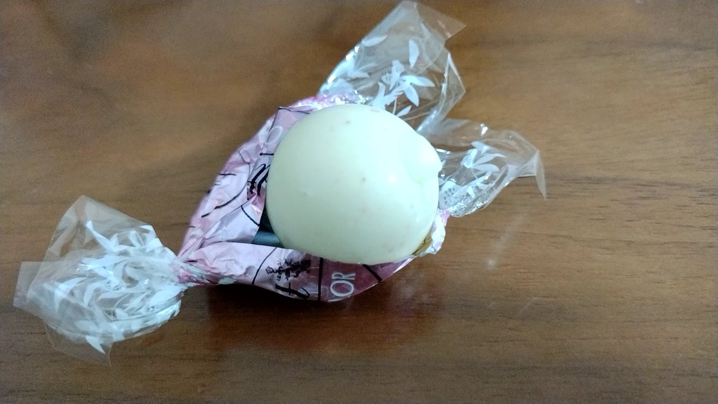 さとみ🎉フォロバ on LIPS 「頂き物のリンツの桜フレーバー✨育児中でパクっと食べるには1粒1..」(3枚目)