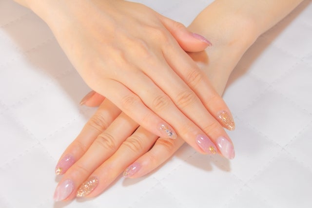 ジェルネイルをしている手