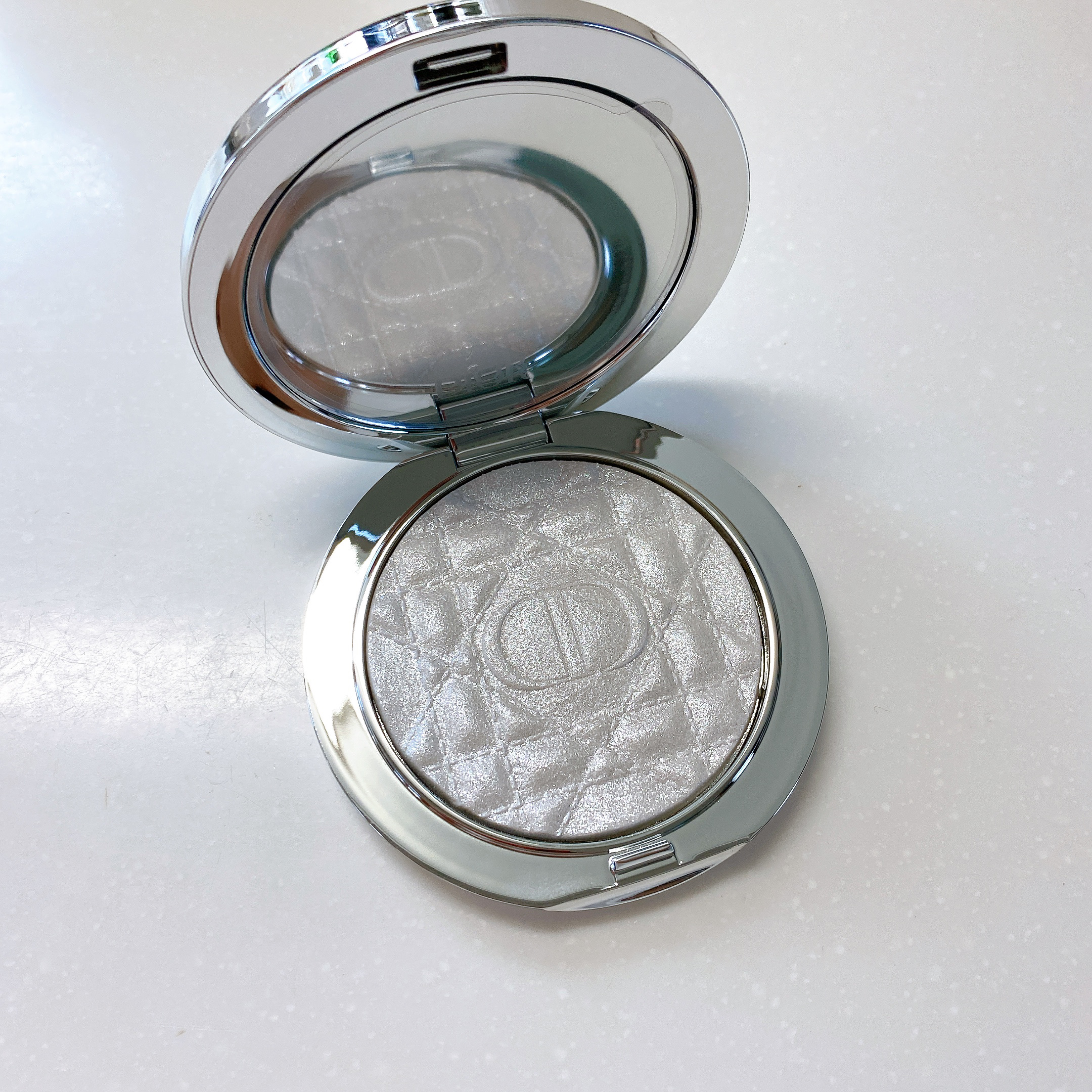 ディオールスキン フォーエヴァー グロウ ルミナイザー 06 オパール シークイン/Dior/ハイライトを使ったクチコミ（2枚目）