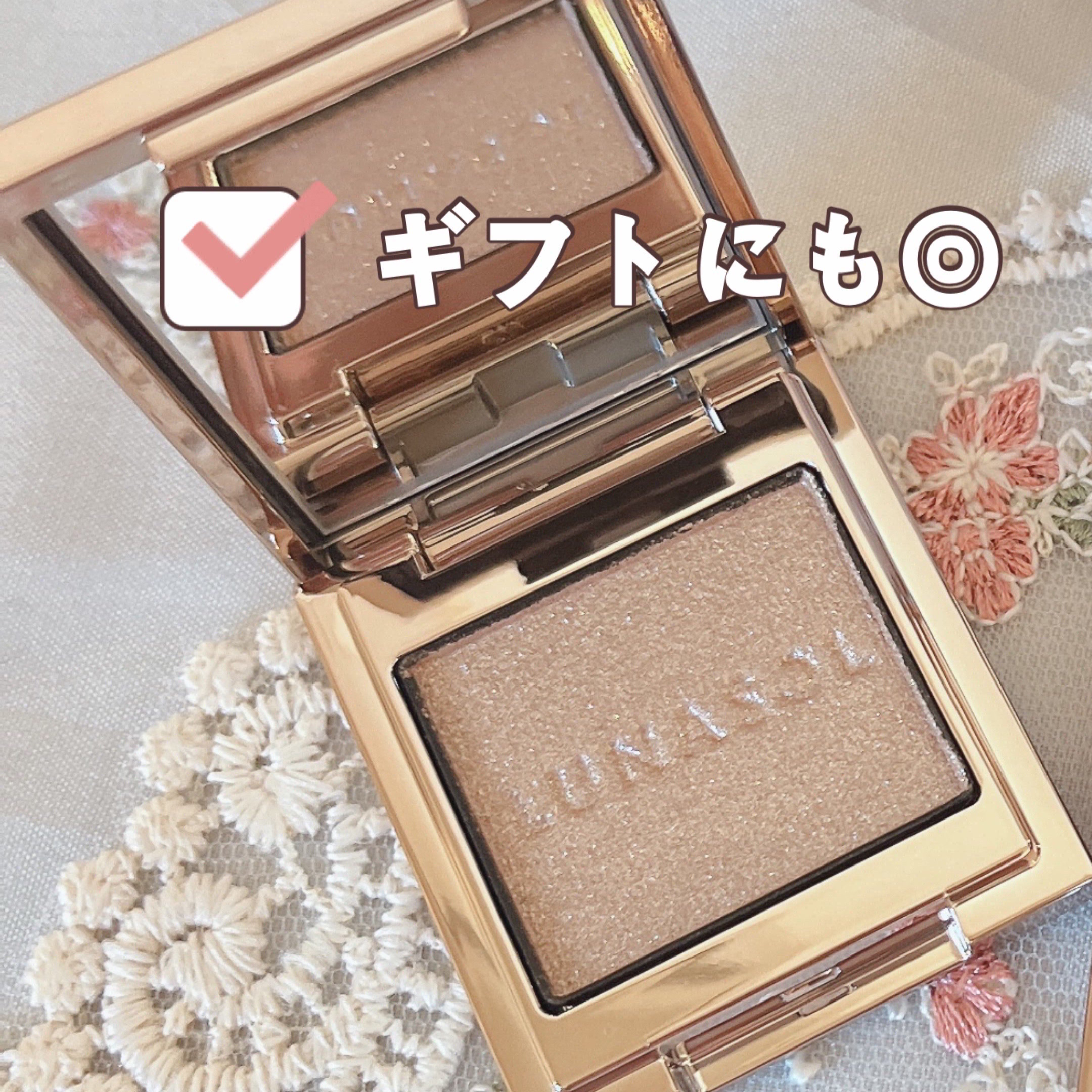 ルナソル
モノアイカラーレーション
03 ミラーアッシュ

母の日が近いので、以前夫から私もプレゼントでもらって、自分もちょっとしたギフトにしたい単色アイシャドウを紹介します⌣̈⃝ ♡

アッシュカラーとなっていますが、発色は強くなく、ラメ