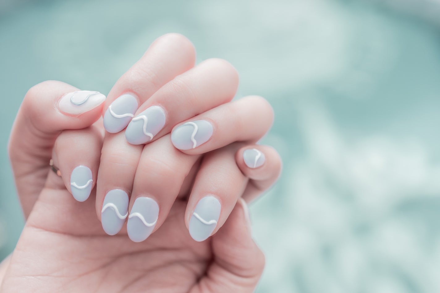 ジェルネイルをしている手