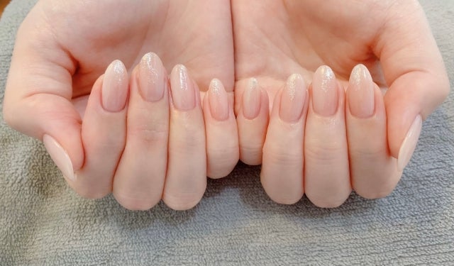 シンプルなジェルネイルをしている手