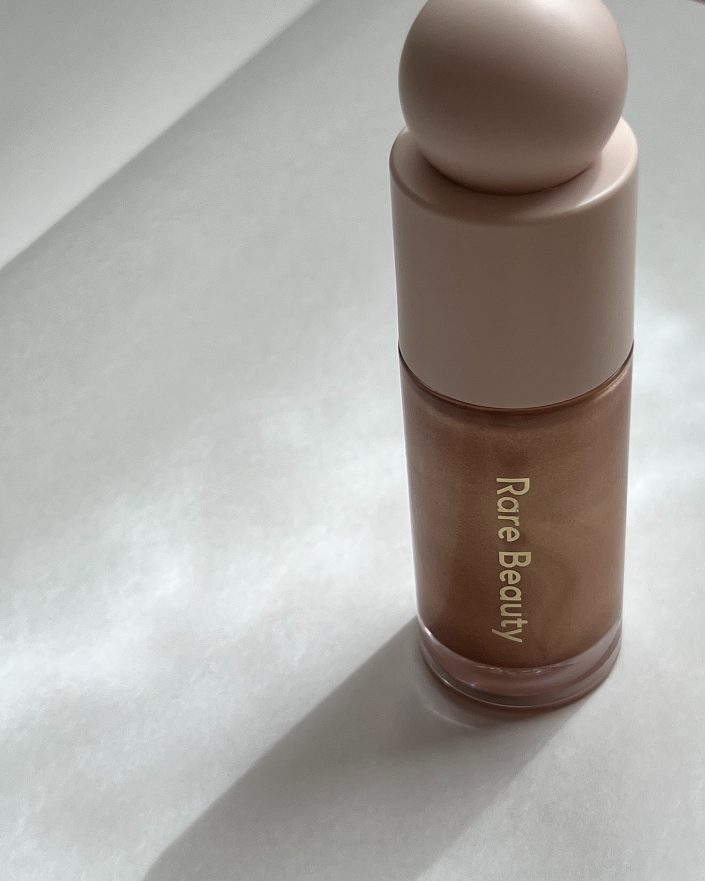 Positive Light Liquid Luminizer﻿/Rare Beauty/リキッドハイライトを使ったクチコミ（2枚目）