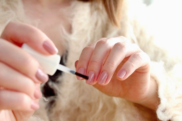 セルフネイルをしている女性