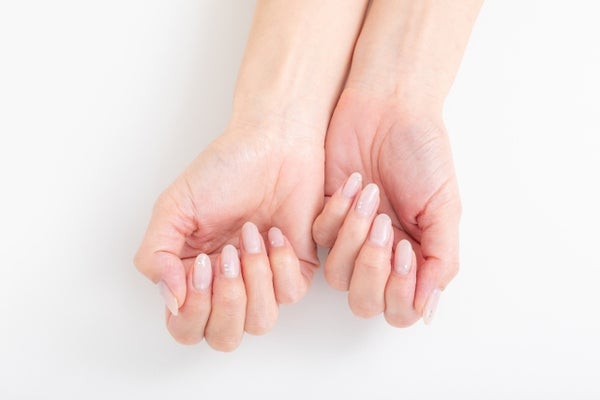 シンプルなネイルをしている女性の手