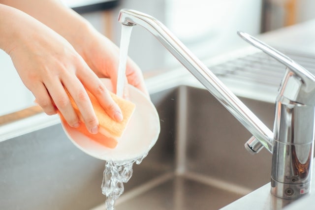 食器を洗っている手