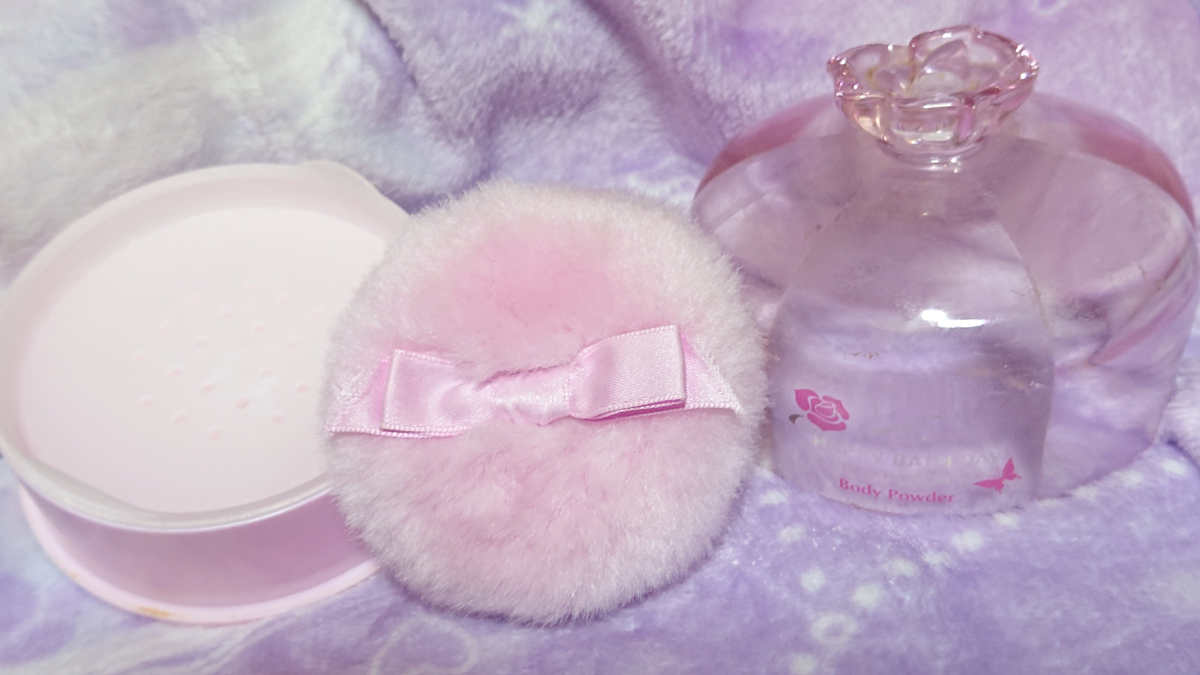 ハッピーバスデイ プレシャスローズ プレシャスローズボディパウダーNのクチコミ「ハッピーバスデイ プレシャスローズ、ボディーパウダーです🌹
汗ばむ夏に、体にお粉をまぶして、さ.....」（1枚目）