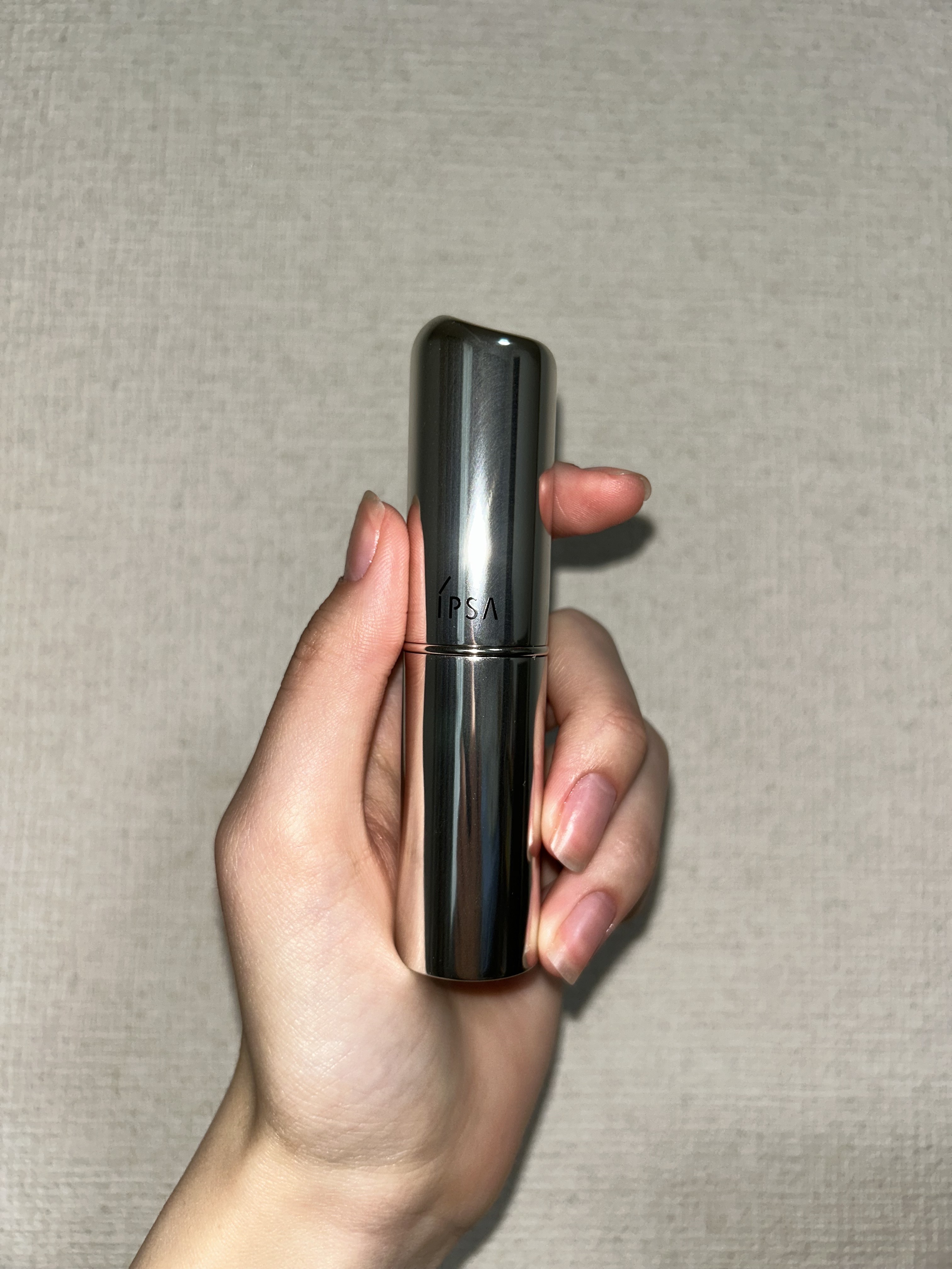 【IPSAザ・タイムR デイエッセンススティックe】

友人からプレゼントでいただきました。

主に日中の保湿に使っています。

私は鼻周りのファンデが崩れやすいので、
余計なファンデを取り除いたあと、
こちらで保湿をしてからメイク直しをし