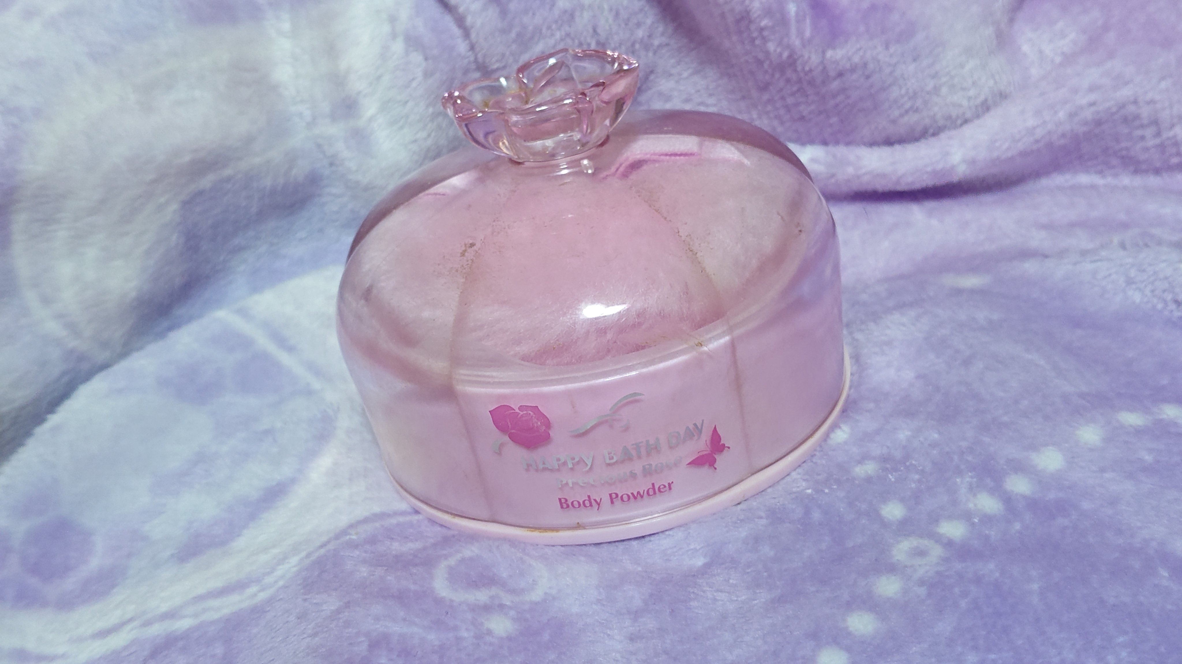 ハッピーバスデイ プレシャスローズ プレシャスローズボディパウダーNのクチコミ「ハッピーバスデイ プレシャスローズ、ボディーパウダーです🌹
汗ばむ夏に、体にお粉をまぶして、さ.....」（2枚目）