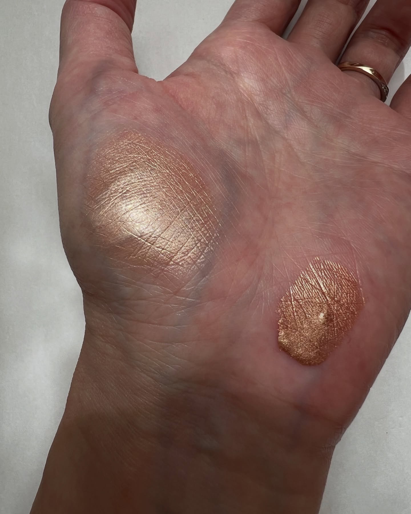 Positive Light Liquid Luminizer﻿/Rare Beauty/リキッドハイライトを使ったクチコミ（3枚目）