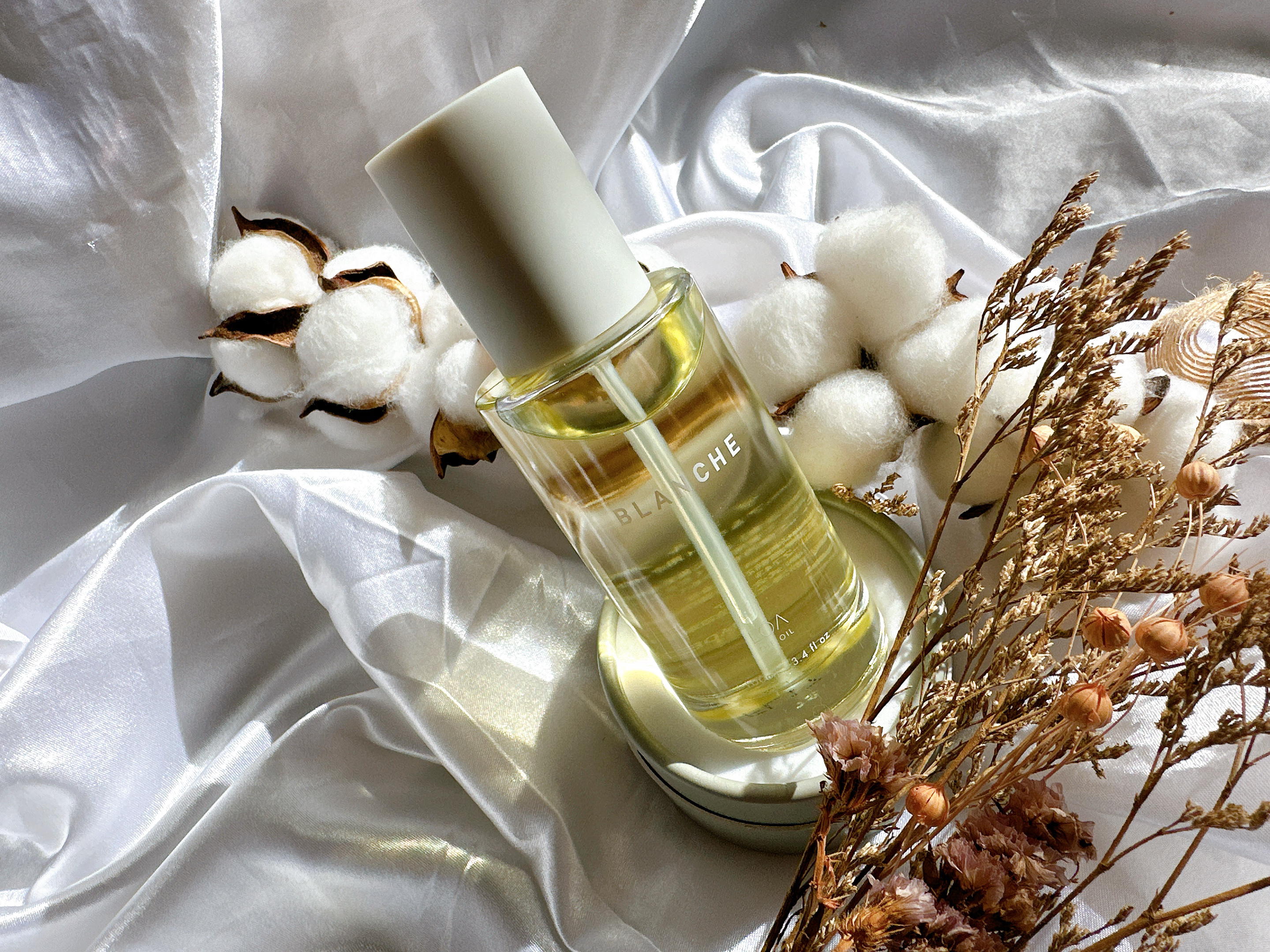 LOA The Oil LOA THE OIL "CARE" BLANCHEのクチコミ「✔︎ LOA THE OIL BLANCHE
⁡
某有名香水と同じ香りのヘアオイル🌼
⁡
髪の.....」（1枚目）