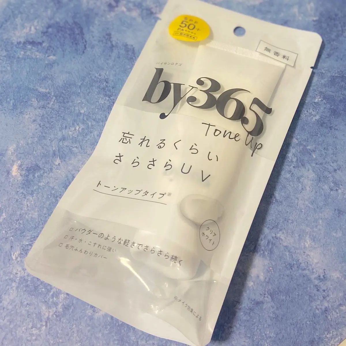 shabon様より商品提供いただきました
by365パウダリーUVクリームを使ってみたよ🪽˒˒ 
かなりしっかりめのクリームだから少し心配に
なったけど肌に馴染ませると白浮きさずサラッサラに！
ベタつかず、顔とからだどちらにも使えるのが
