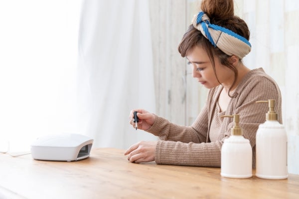 セルフネイルする女性