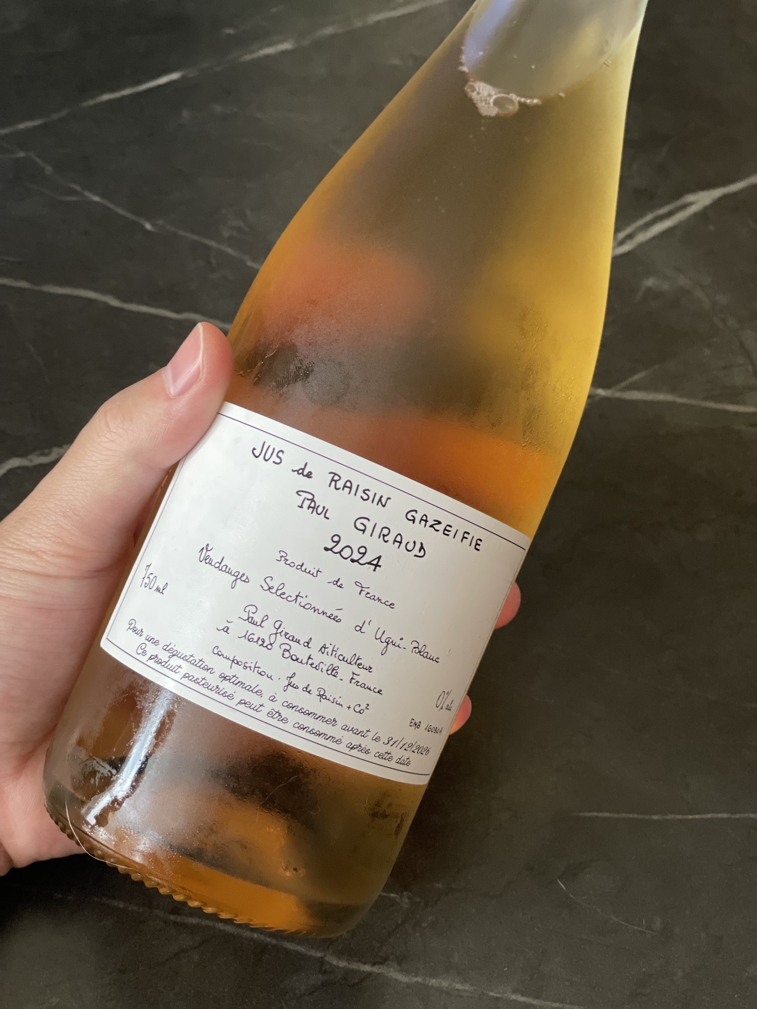 ポールジローのスパークリング葡萄ジュース🍹
　
コニャックを造るのに使用するユニブランをそのまま搾って無添加のスパークリングジュースに仕上げたジュース✨

ブランデー用のブドウだから濃厚で…👀
飲んだ人にしか分からないコニャックのルーツ